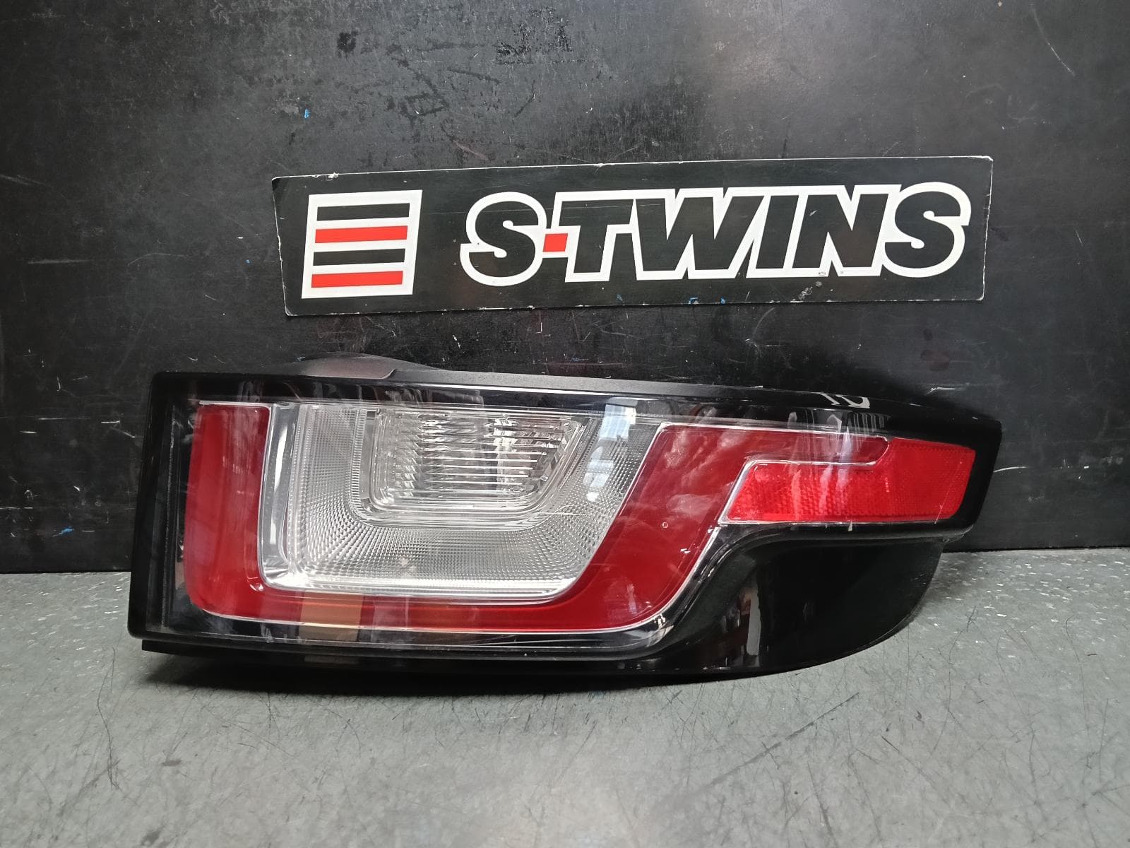 Used auto part listing image: 2016 LAND ROVER RANGE ROVER EVOQUE RIGHT TAILLIGHT IN BODY, L538, NON CABRIO, CLEAR TYPE, 07/15-01/19 0000391790