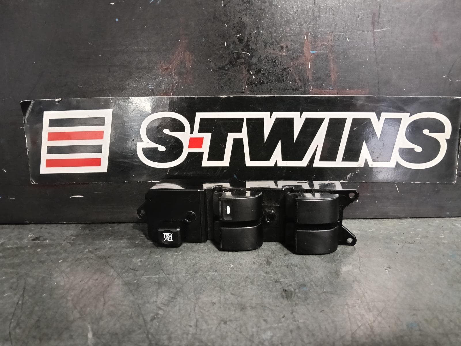 Used auto part listing image: 2011 MITSUBISHI LANCER PWR DR WIND SWITCH RH FRONT (MASTER SWITCH), CJ-CF, 07/10-12/17 0000390589