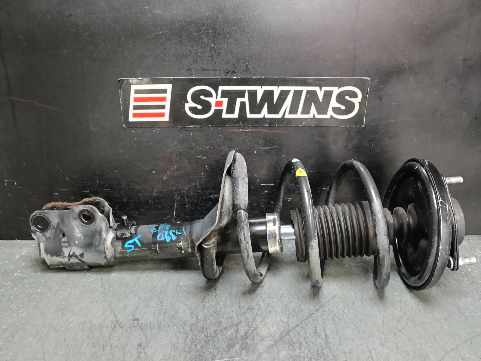 Used auto part listing image: 2011 MITSUBISHI LANCER RIGHT FRONT STRUT CJ-CF, 2.4, PETROL, 07/07-12/17 0000390595