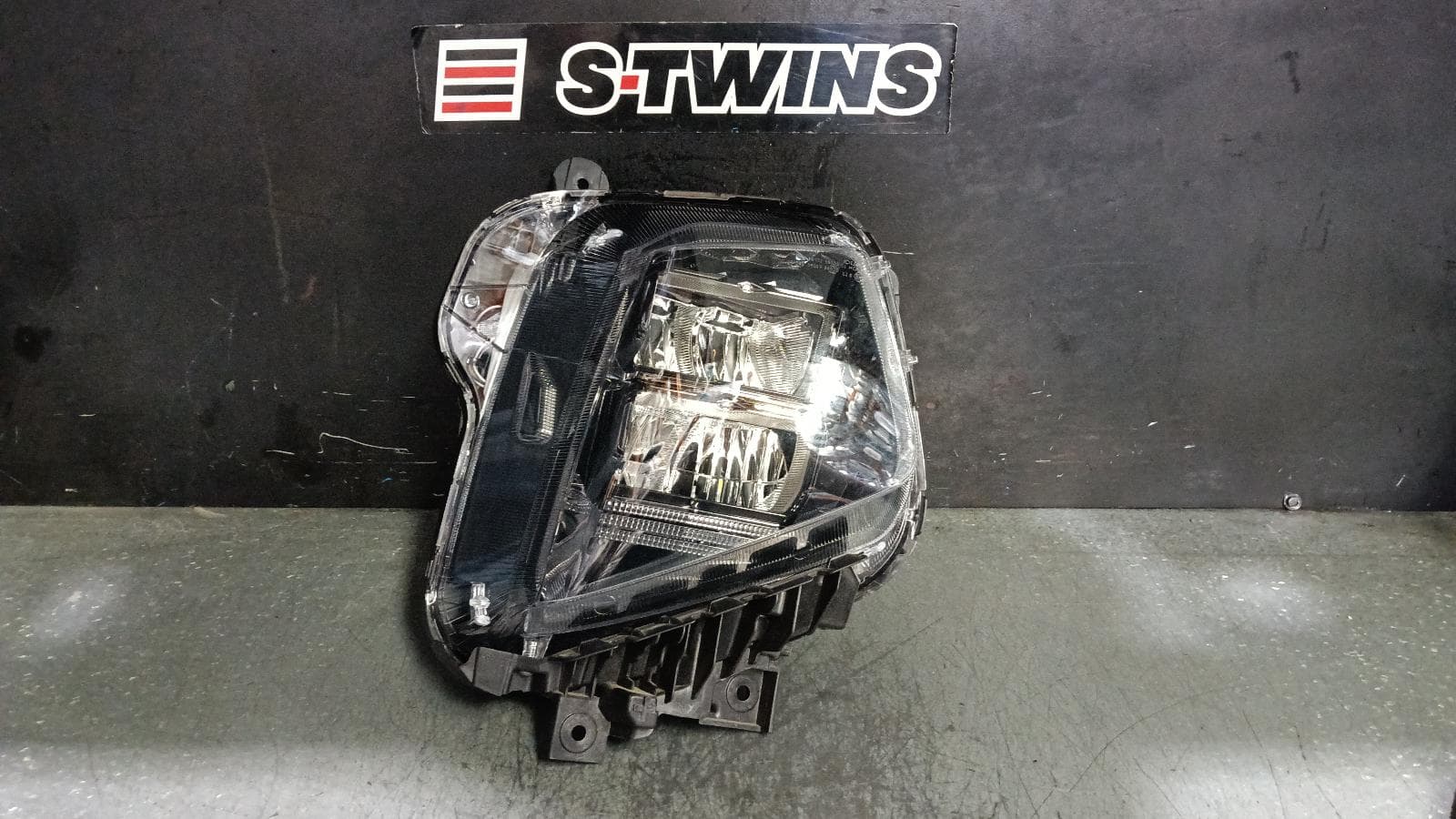 Used auto part listing image: 2023 HYUNDAI TUCSON RIGHT HEADLAMP NX4, W/ LED TYPE, 02/21-01/24 0000402206
