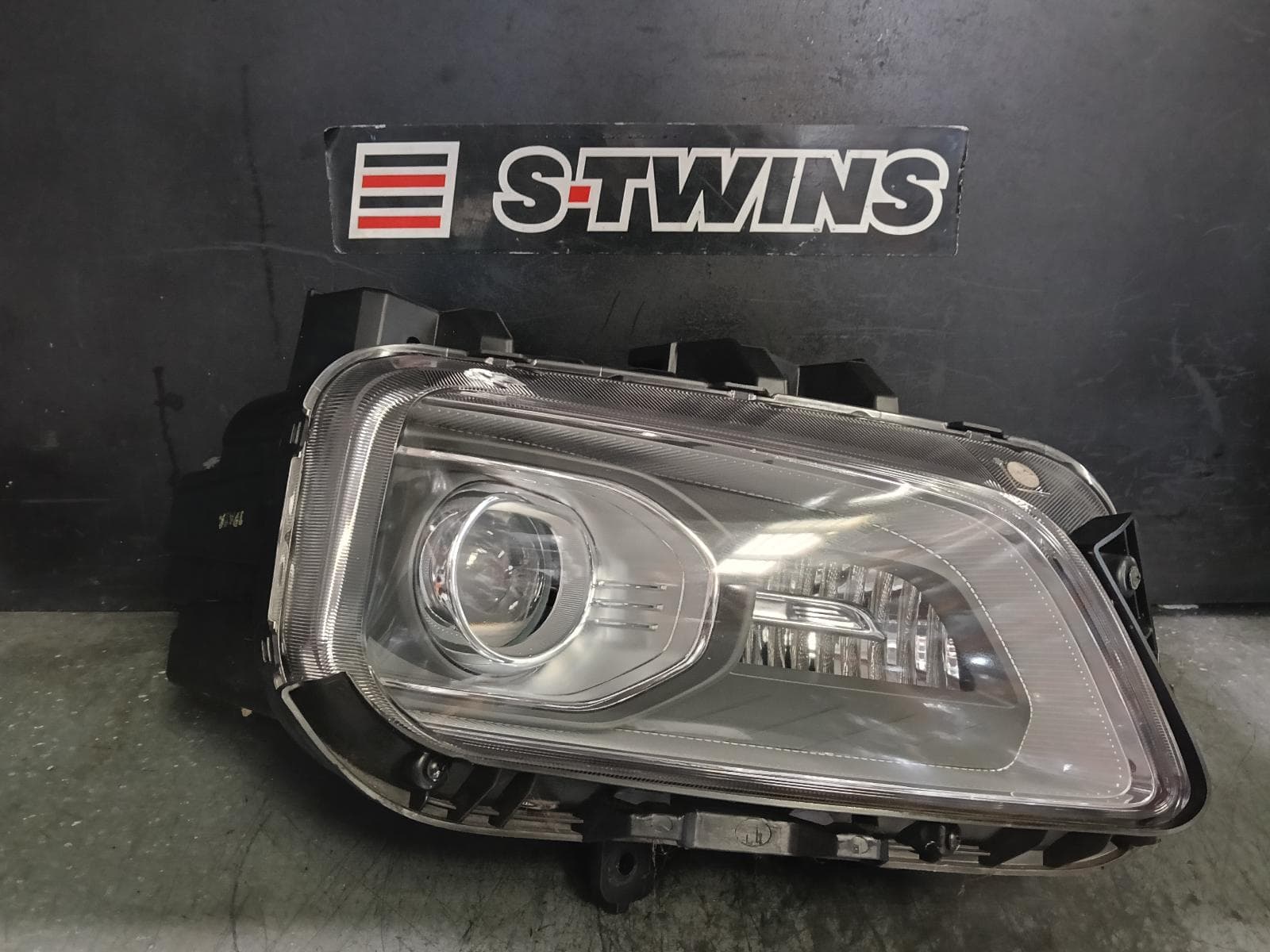 Used auto part listing image: 2019 HYUNDAI KONA RIGHT HEADLAMP OS, LED TYPE, W/ SILVER INSERT TYPE, NON EV, 09/17-10/20 0000409297