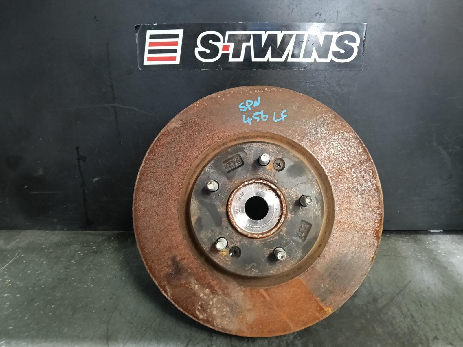 Used auto part listing image: 2019 HYUNDAI KONA LEFT FRONT HUB ASSEMBLY OS, 09/17-07/23 0000409293