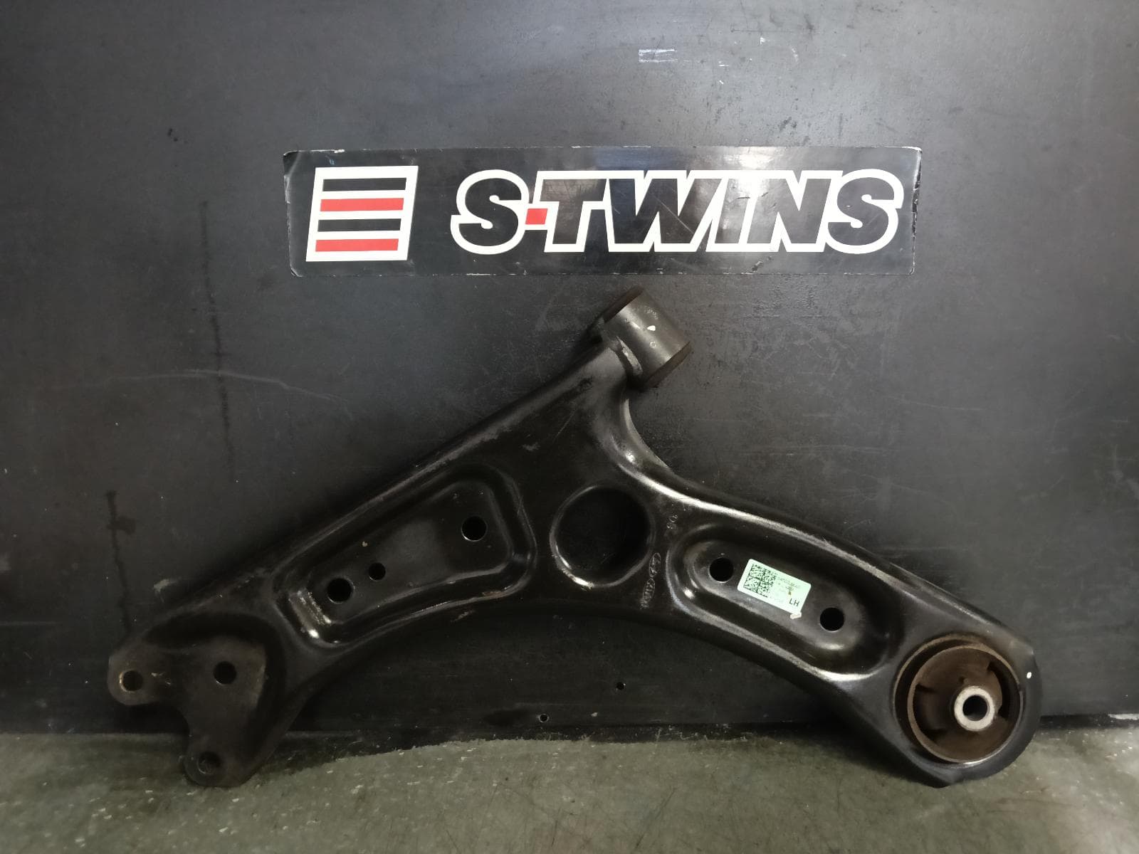 Used auto part listing image: 2019 HYUNDAI KONA LEFT FRONT LOWER CONTROL ARM OS, 09/17-07/23 0000409292