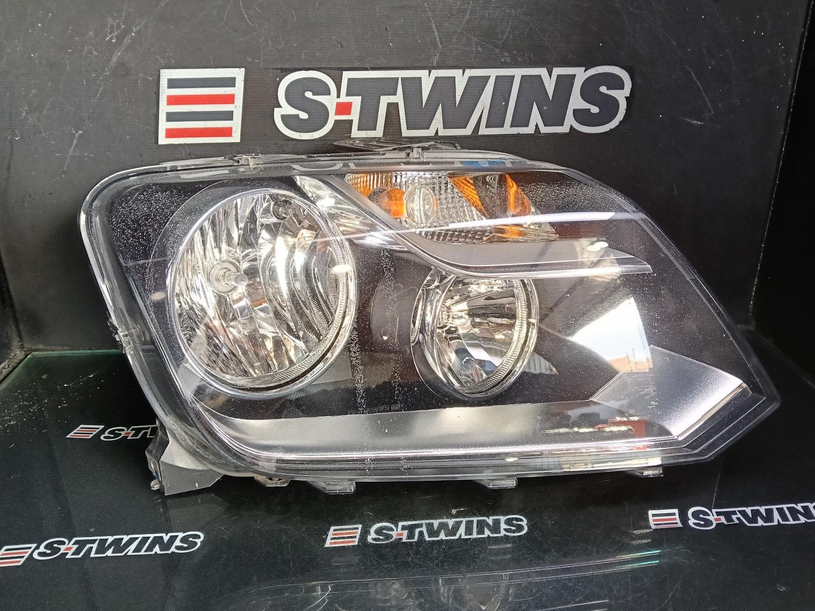 Used auto part listing image: 2017 VOLKSWAGEN AMAROK RIGHT HEADLAMP 2H, HALOGEN TYPE, 10/10-09/22 0000385418