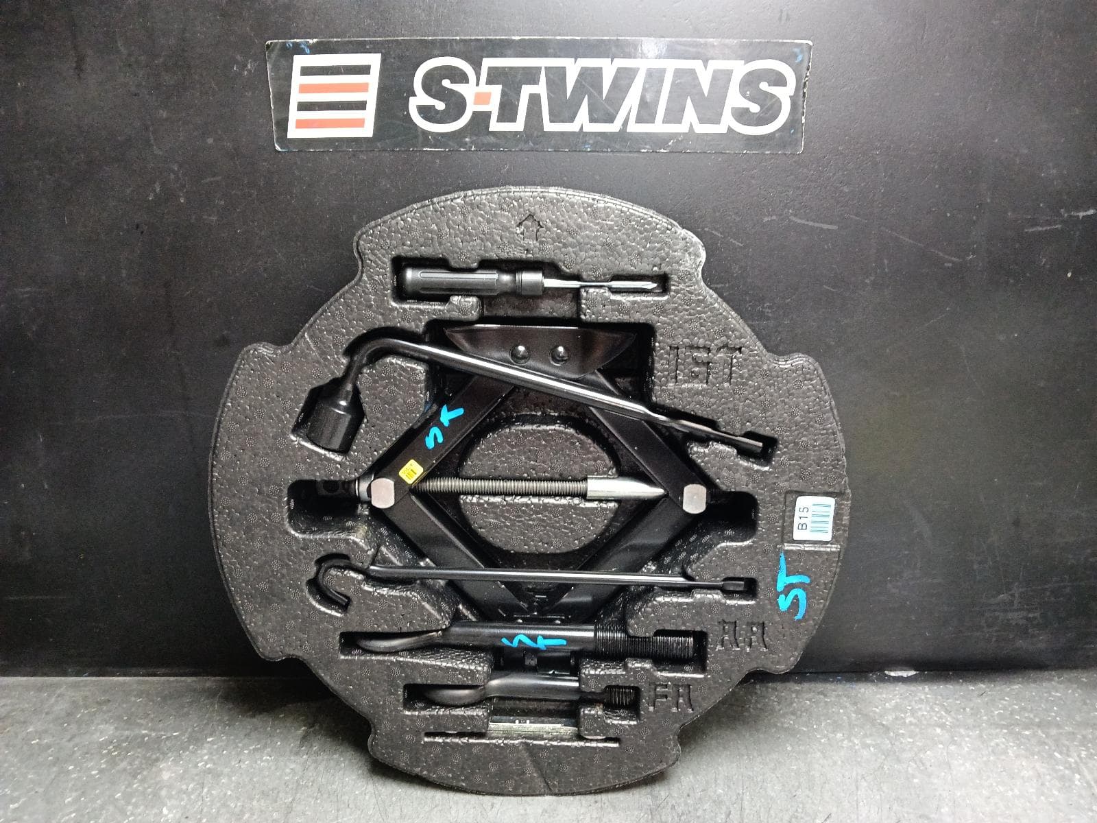 Used auto part listing image: 2024 KIA CERATO JACK TOOL KIT BD, 04/18-09/24 0000405327