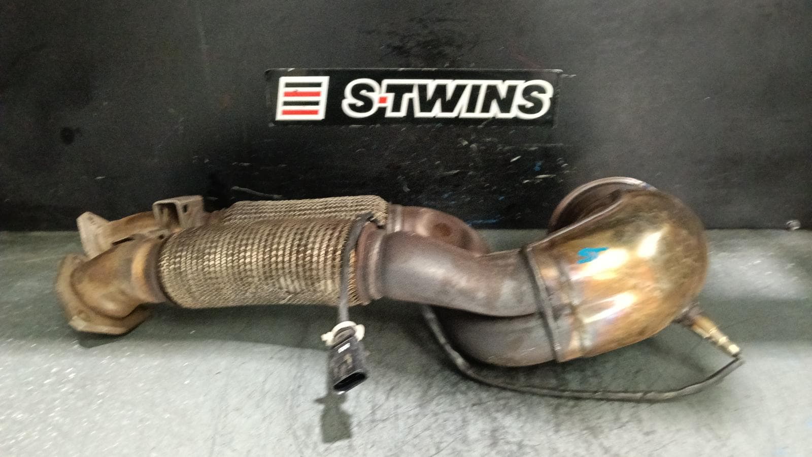 Used auto part listing image: 2017 AUDI Q3 CATALYTIC CONVERTER DOWNPIPE-CAT TYPE, 2.5, PETROL, CTSA/CZGA/CZGB/DAZA CODE, 11/13-12/18 0000399907