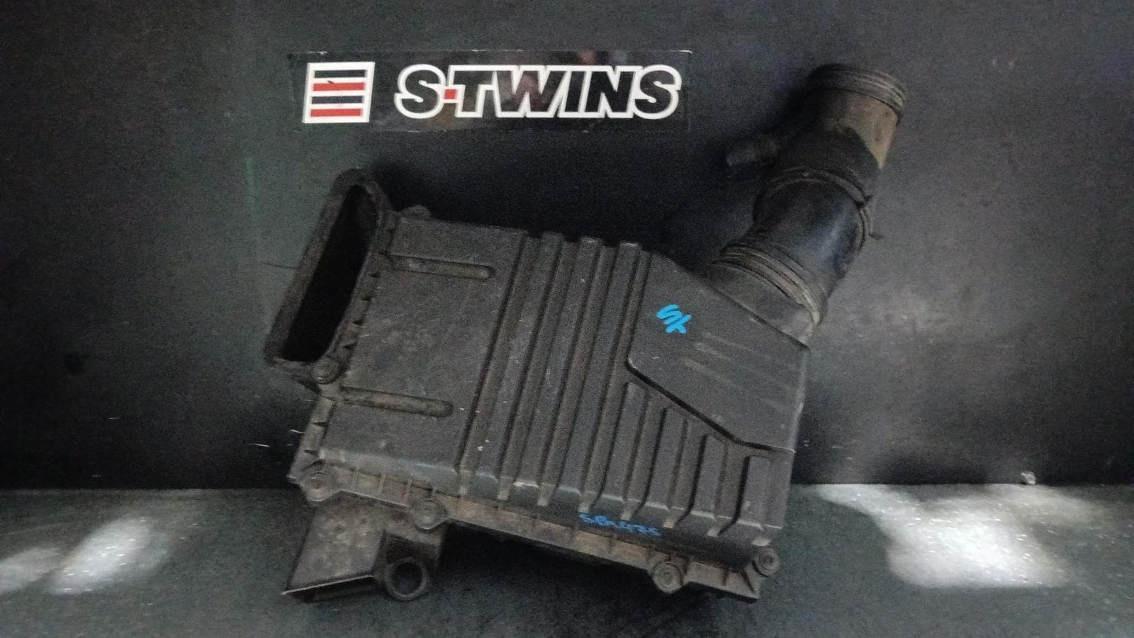 Used auto part listing image: 2017 AUDI Q3 AIR CLEANER BOX AIR CLEANER, 8U, 2.5, PETROL, CTSA/CZGA/CZGB/DAZA CODE, 11/13-12/18 0000399903
