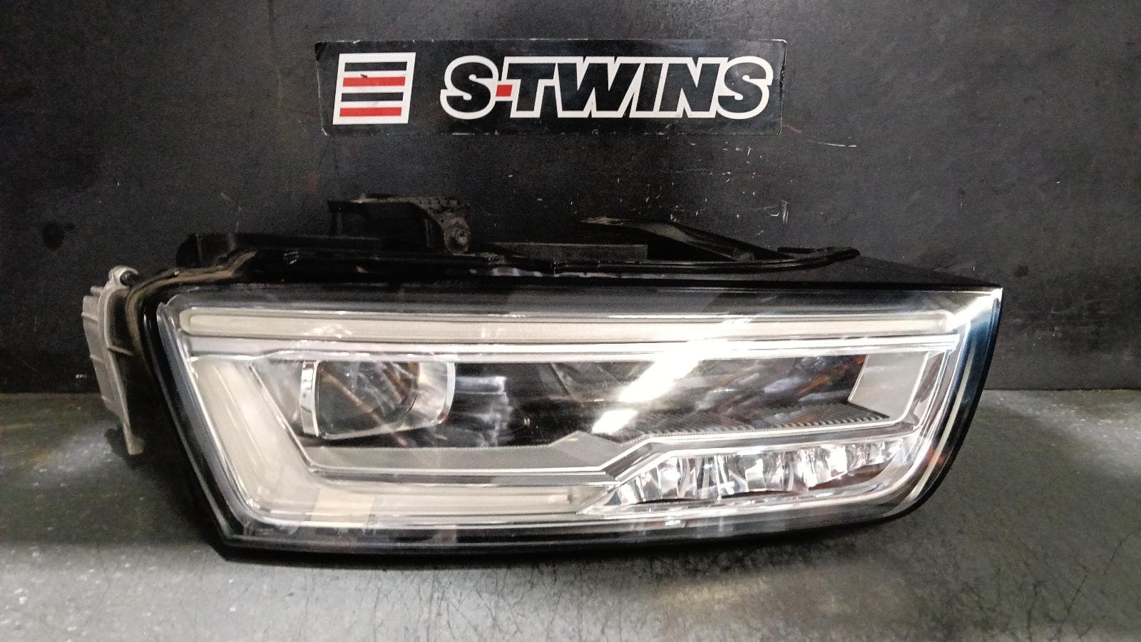 Used auto part listing image: 2017 AUDI Q3 RIGHT HEADLAMP 8U, RSQ3, LED TYPE, 11/14-12/18 0000399939