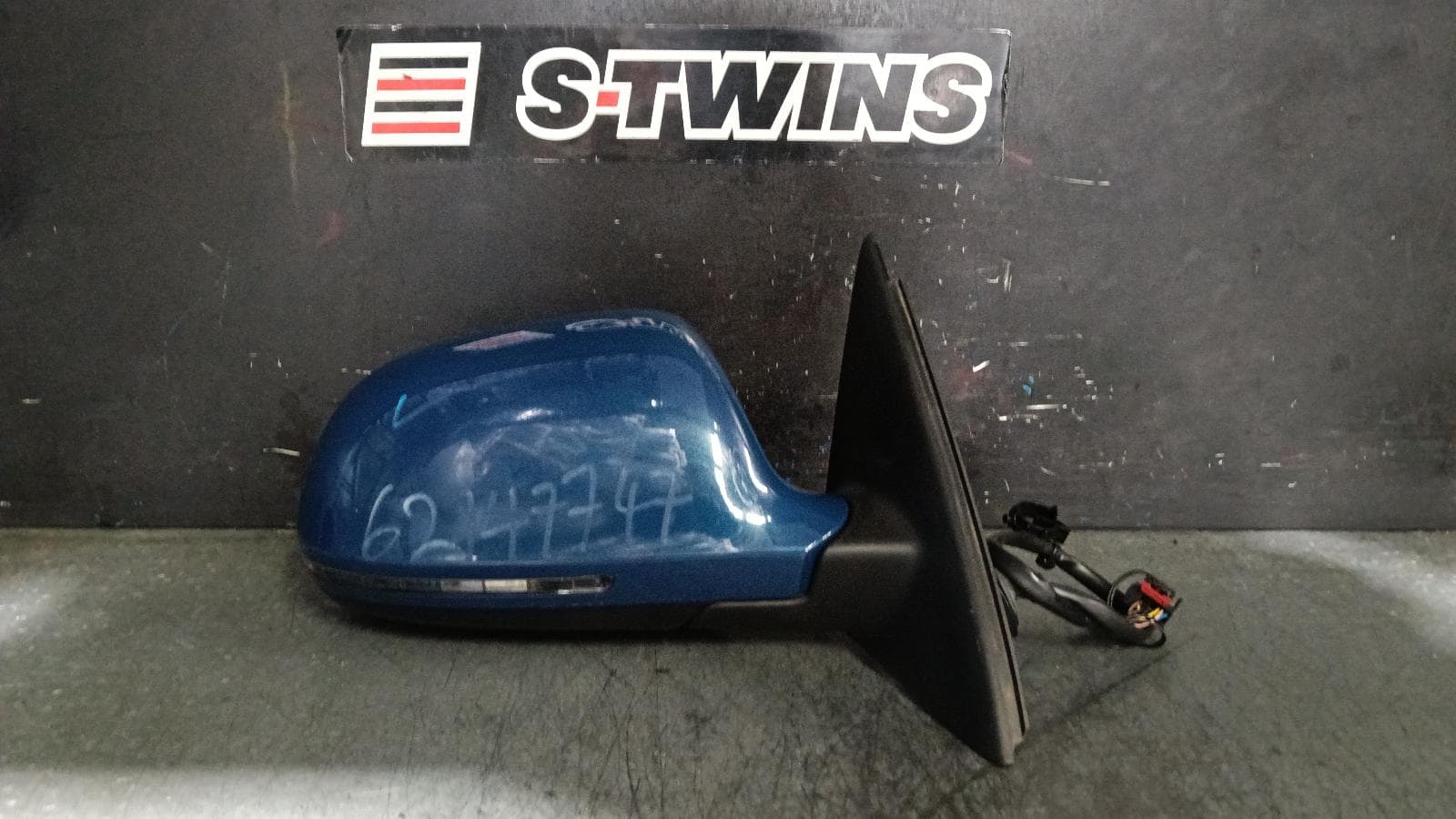Used auto part listing image: 2017 AUDI Q3 RIGHT DOOR MIRROR POWER, AUTO FOLD, HEATED, W/ LANE ASSIST, 8U, 03/12-12/18 0000399933