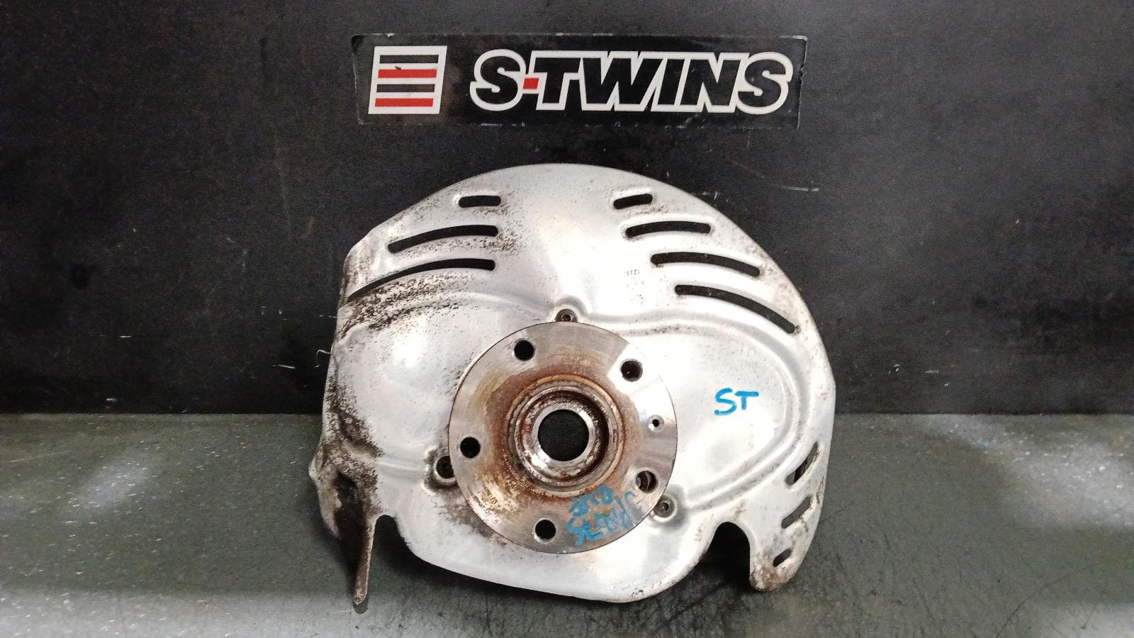 Used auto part listing image: 2017 AUDI Q3 RIGHT FRONT HUB ASSEMBLY 8U, RSQ3, 11/13-12/18 0000399936