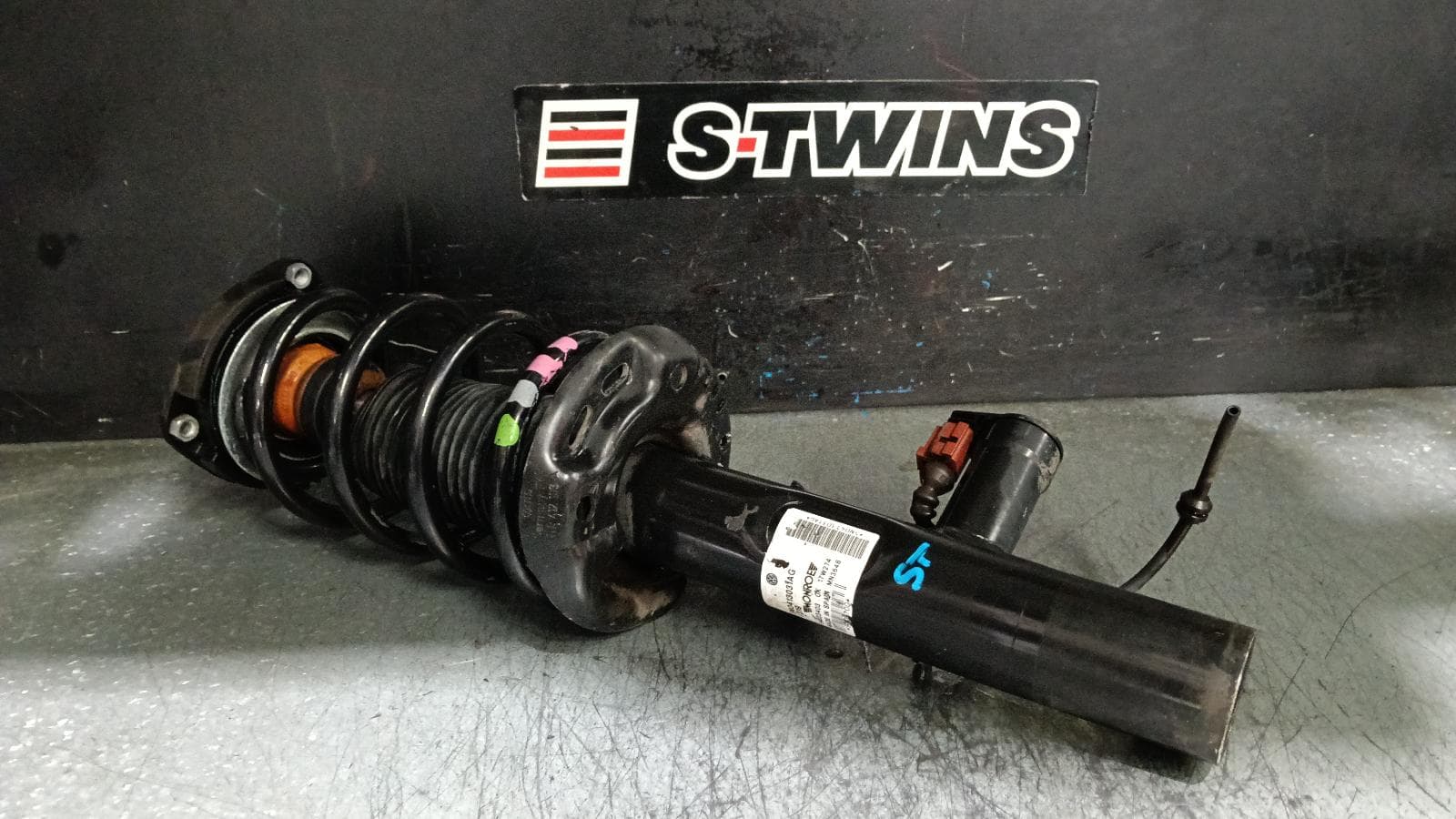 Used auto part listing image: 2017 AUDI Q3 RIGHT FRONT STRUT 8U, 2.5, PETROL, CTSA/CZGA/CZGB CODE, ELECTRONICALLY CONTROLLED TYPE, 11/13-12/18 0000399938