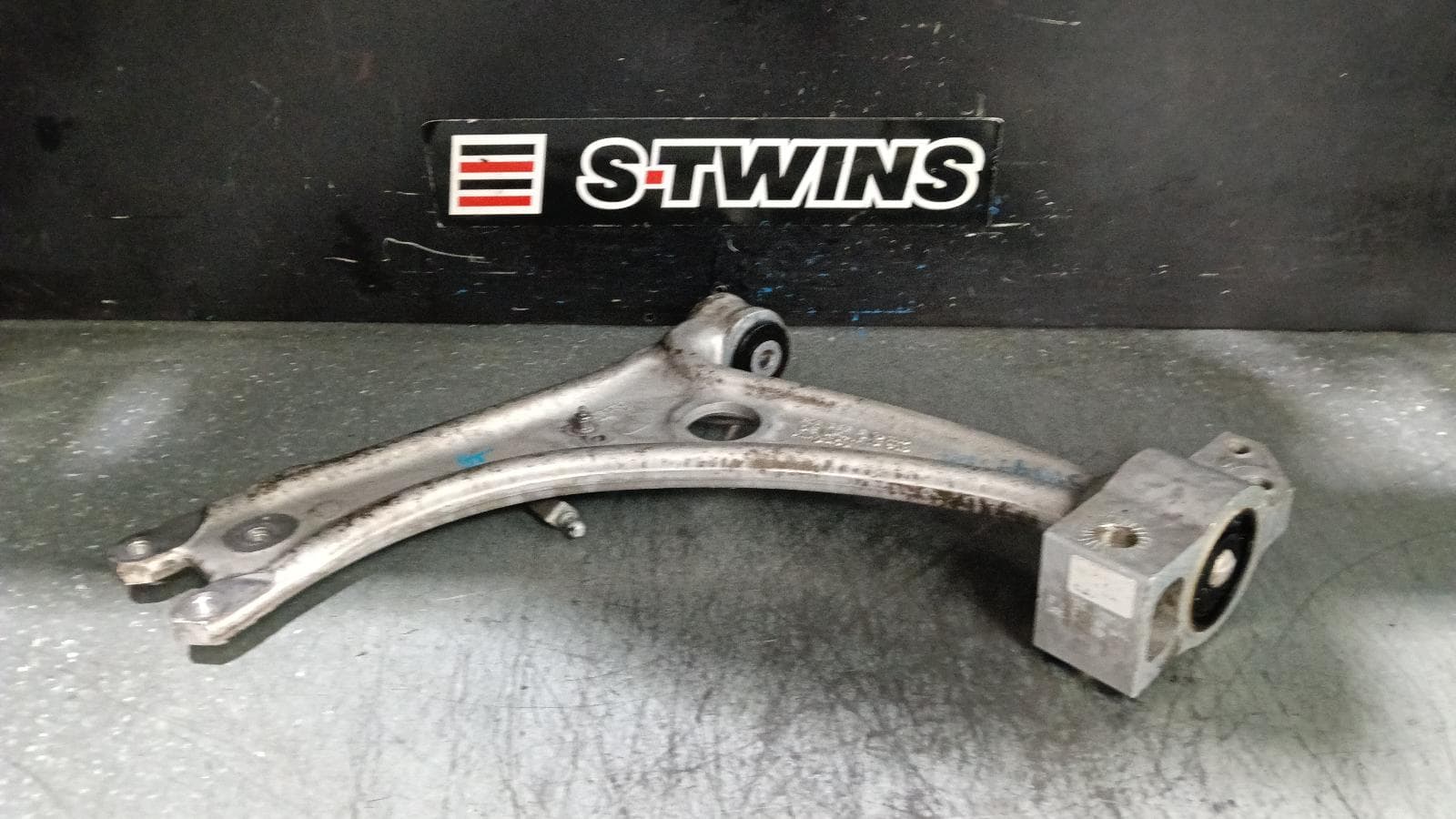 Used auto part listing image: 2017 AUDI Q3 RIGHT FRONT LOWER CONTROL ARM 8U, Q3/RSQ3, 11/14-12/18 0000399937