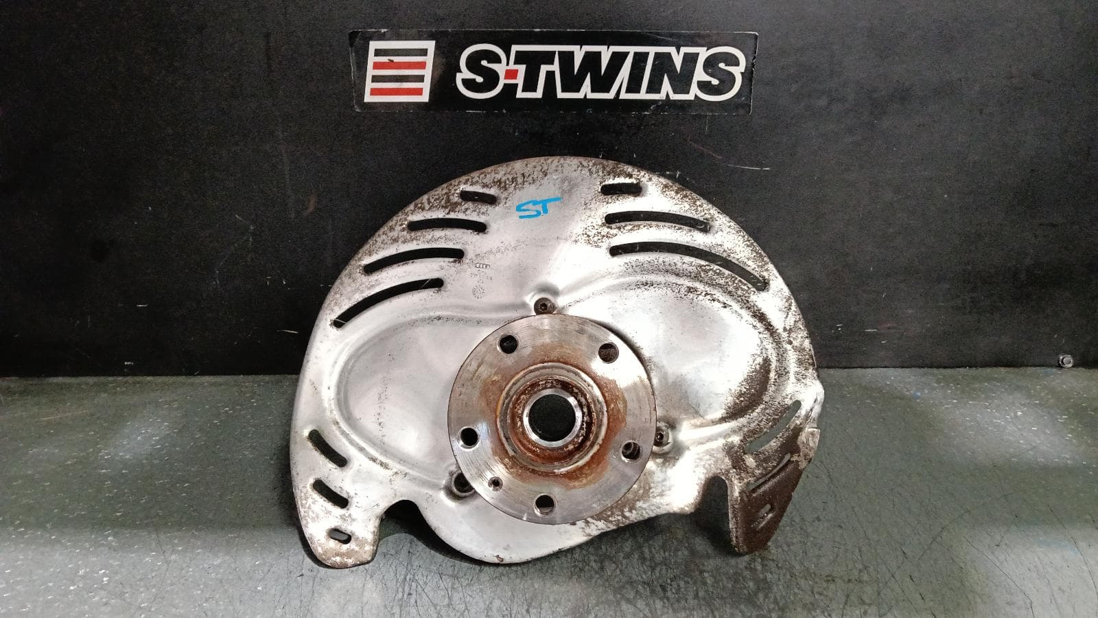 Used auto part listing image: 2017 AUDI Q3 LEFT FRONT HUB ASSEMBLY 8U, RSQ3, 11/13-12/18 0000399924