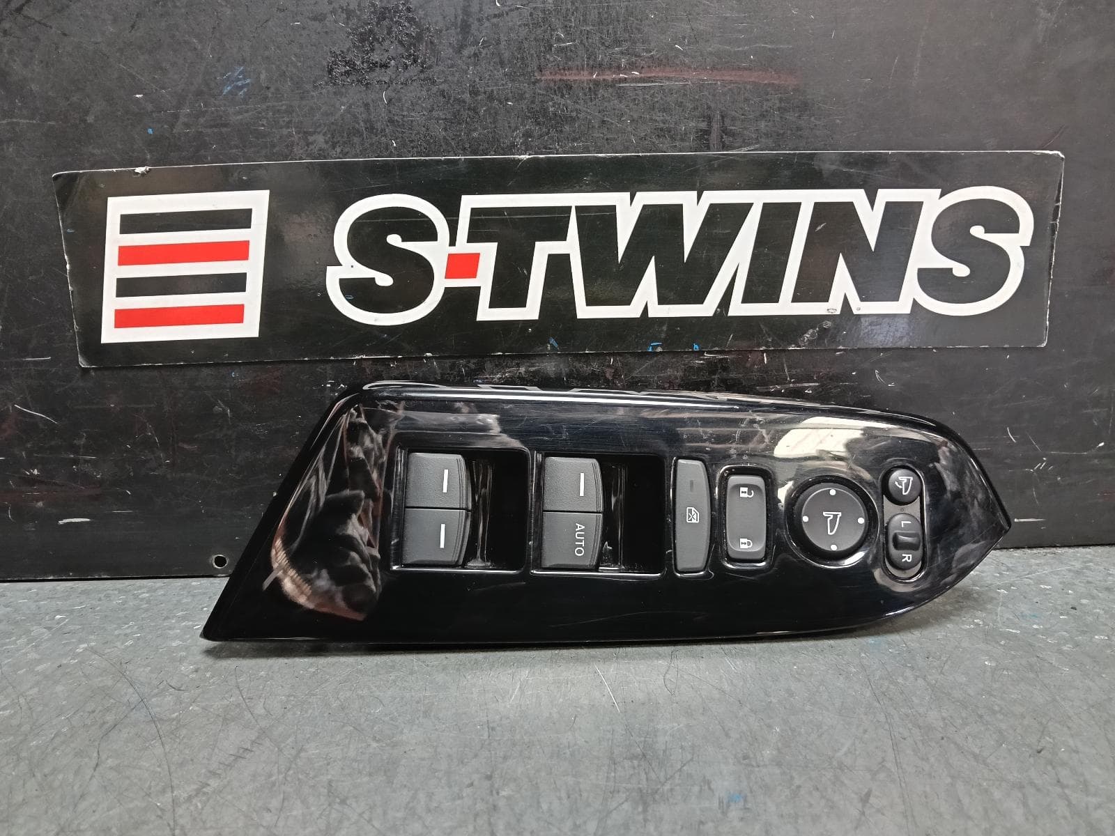 Used auto part listing image: 2022 HONDA CRV PWR DR WIND SWITCH RH FRONT (MASTER SWITCH), W/ AUTO DOWN ON RHF ONLY, RW, 05/17-08/23 0000391731