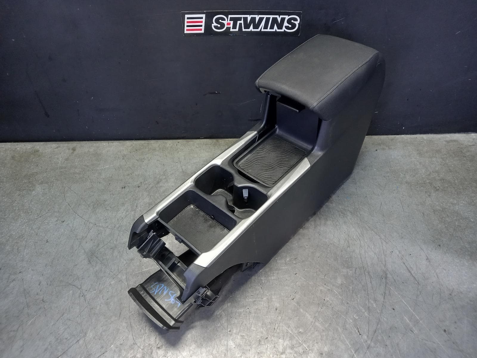 Used auto part listing image: 2022 HONDA CRV CONSOLE RW, CONSOLE LID ONLY, LEATHER, BLACK, 05/17-08/23 0000391715