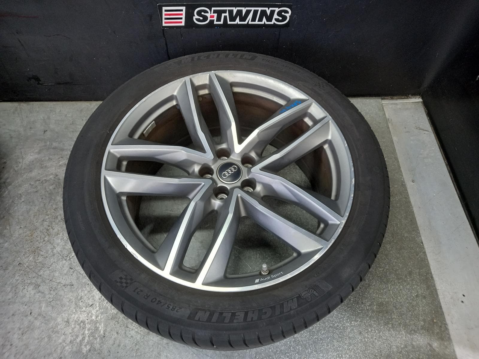Used auto part listing image: 2018 AUDI Q7 WHEEL MAG 4M, FACTORY, 21X9.5IN, 5 TWIN SPOKE, GREY, 07/15-03/20 0000405273