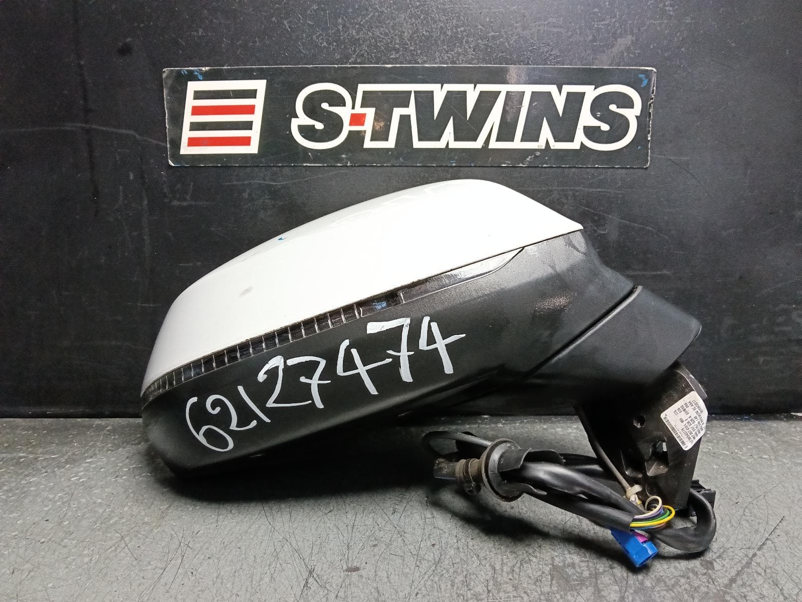 Used auto part listing image: 2018 AUDI Q7 RIGHT DOOR MIRROR 4M, POWER FOLD, W/ LANE ASSIST & CAMERA TYPE, COLOUR CODED, 07/15-03/20 0000405281