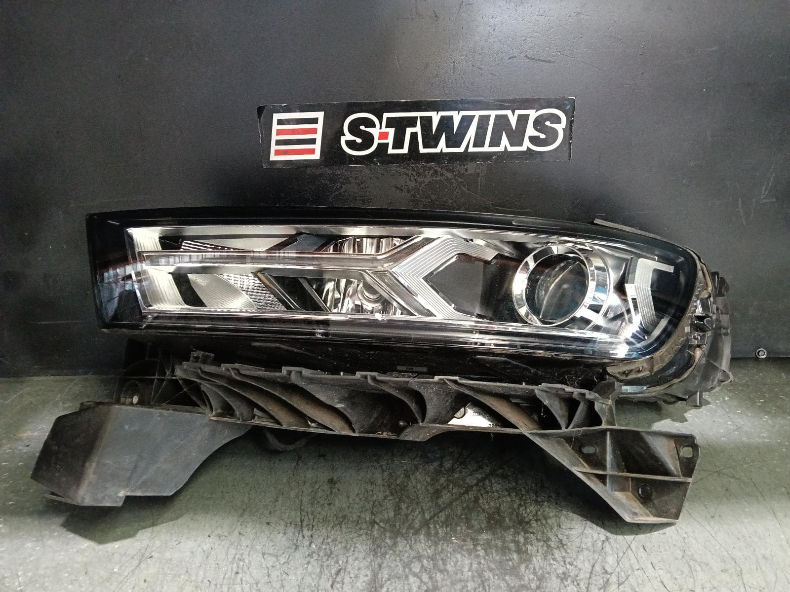 Used auto part listing image: 2018 AUDI Q7 LEFT HEADLAMP 4M, XENON TYPE, 07/15-03/20 0000404106