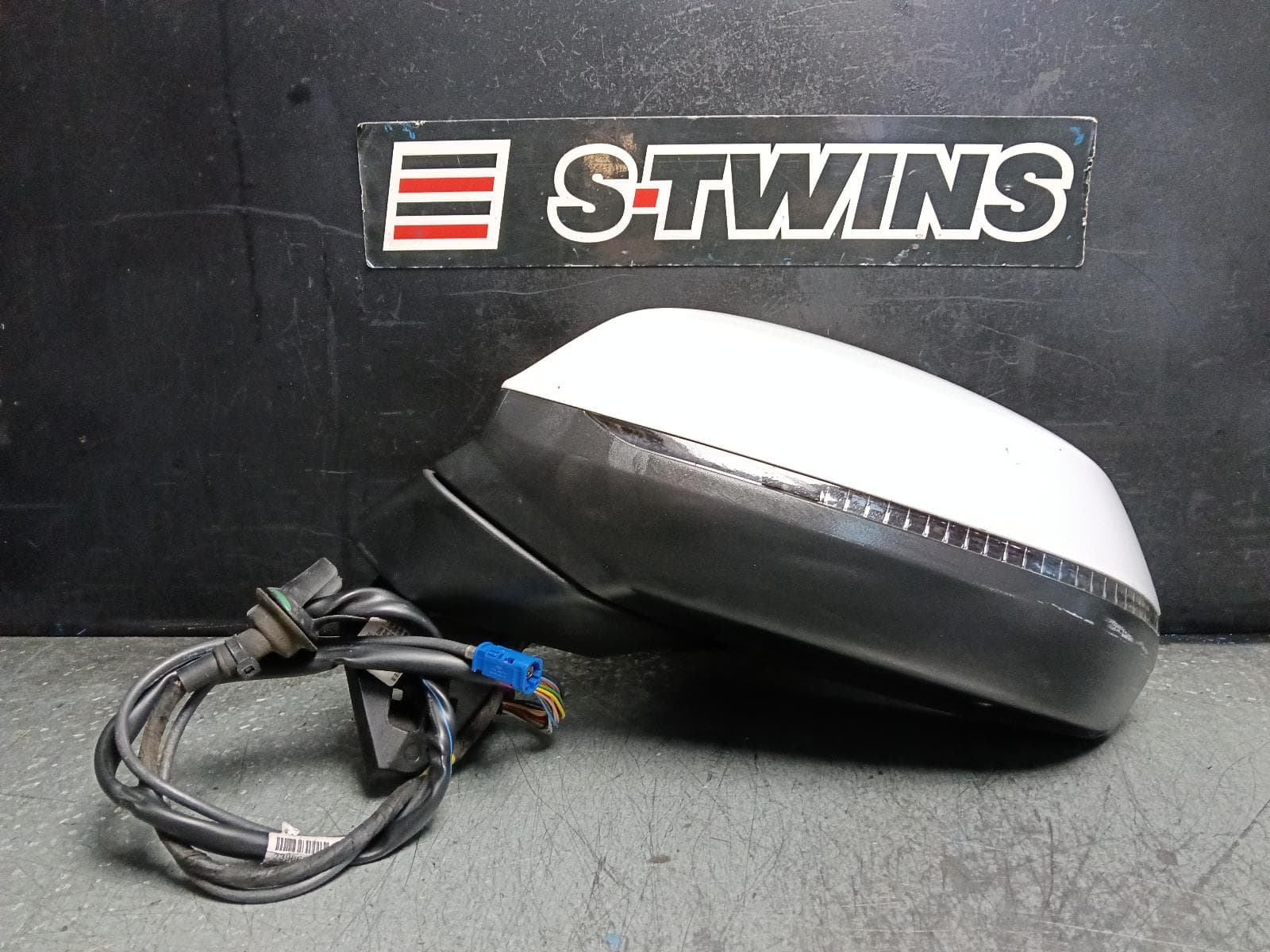 Used auto part listing image: 2018 AUDI Q7 LEFT DOOR MIRROR 4M, POWER FOLD, W/ LANE ASSIST & CAMERA TYPE, COLOUR CODED, 07/15-03/20 0000405283