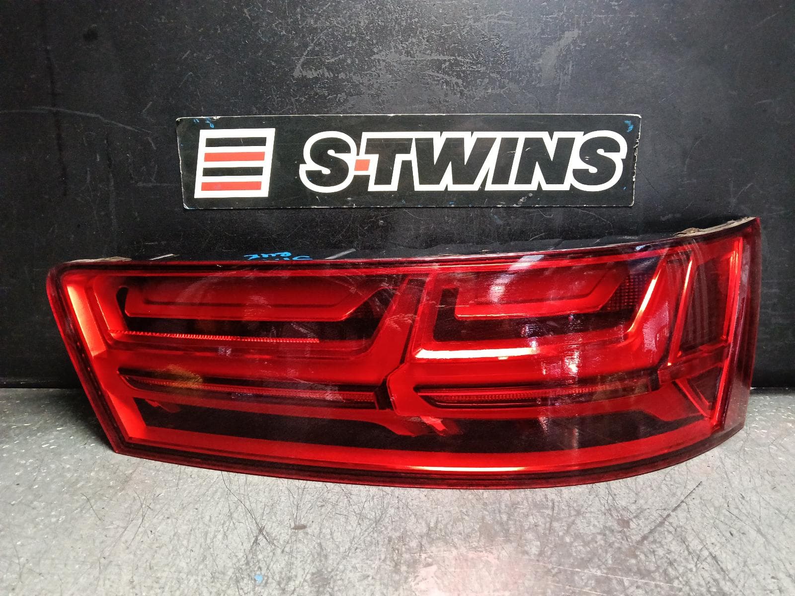 Used auto part listing image: 2018 AUDI Q7 RIGHT TAILLIGHT 4M, IN TAILGATE, W/ LED TYPE (OPT 8SK 4PIN), 07/15-03/20 0000405286