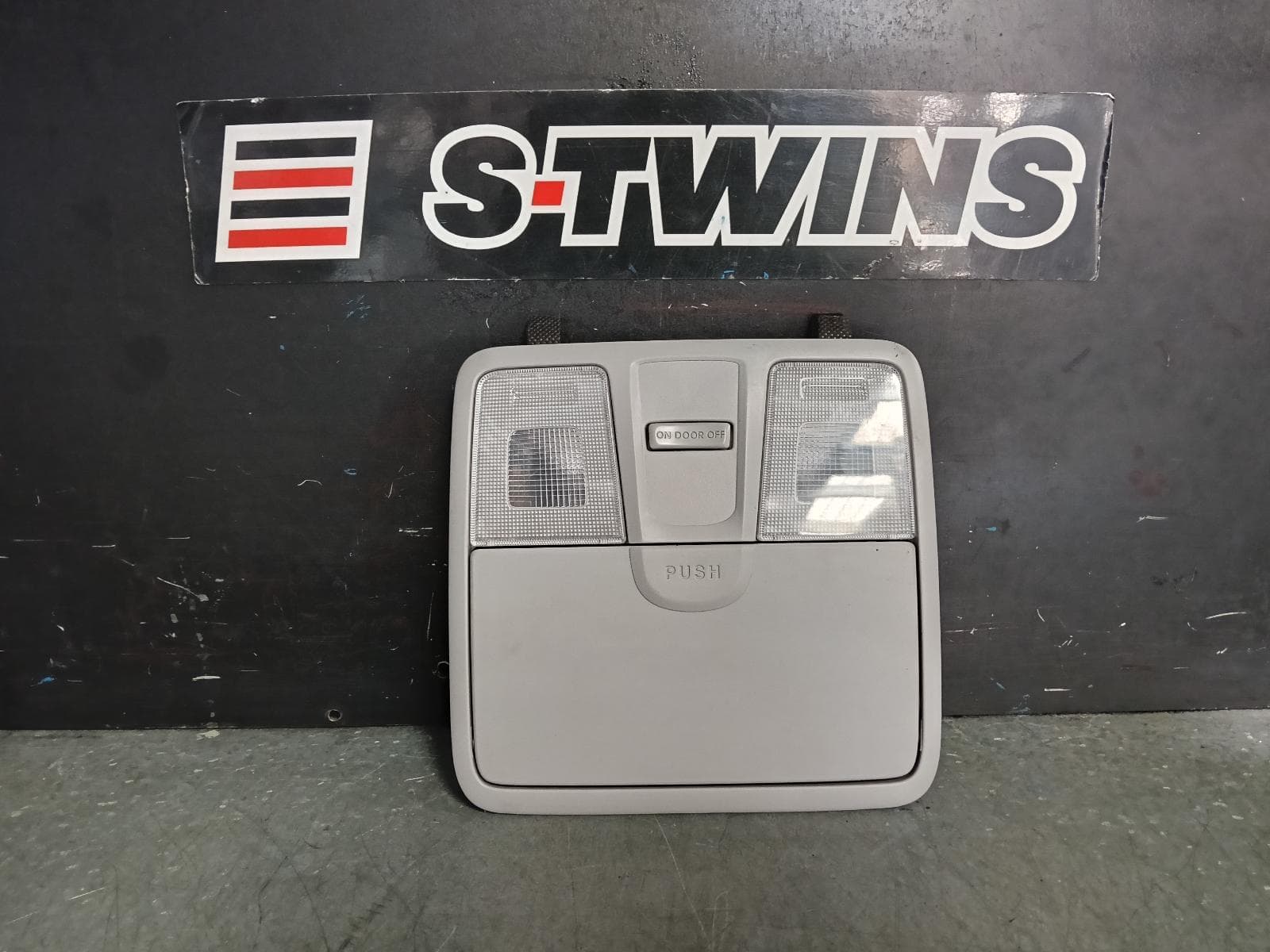 Used auto part listing image: 2017 HYUNDAI I30 COURTESY LIGHT FRONT, W/ SUNGLASS HOLDER TYPE, NON SUNROOF CONTROLS TYPE, GD, 03/12-02/17 0000392742