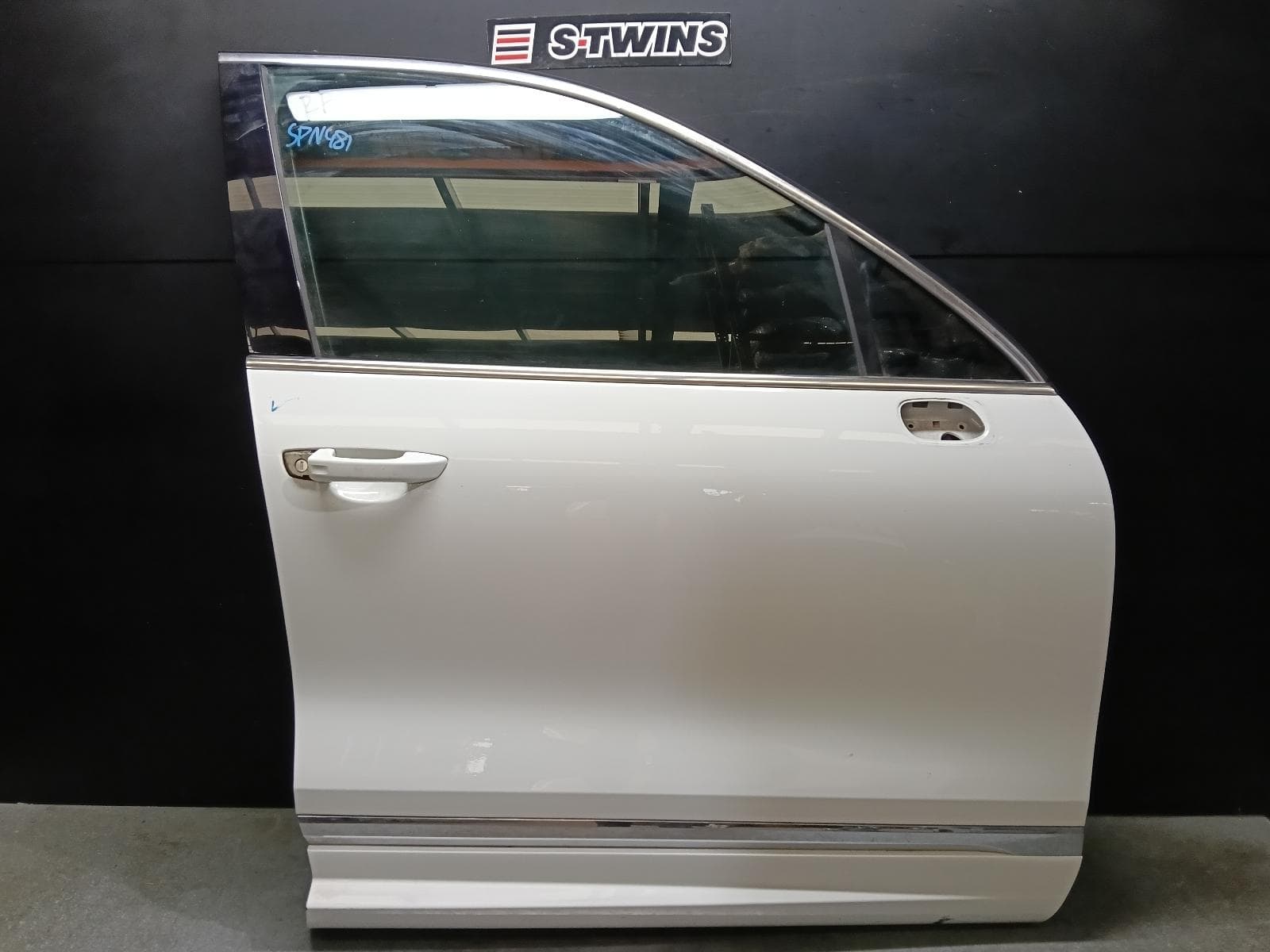 Used auto part listing image: 2016 VOLKSWAGEN TOUAREG RIGHT FRONT DOOR 7P, 12/10-04/18 0000396180