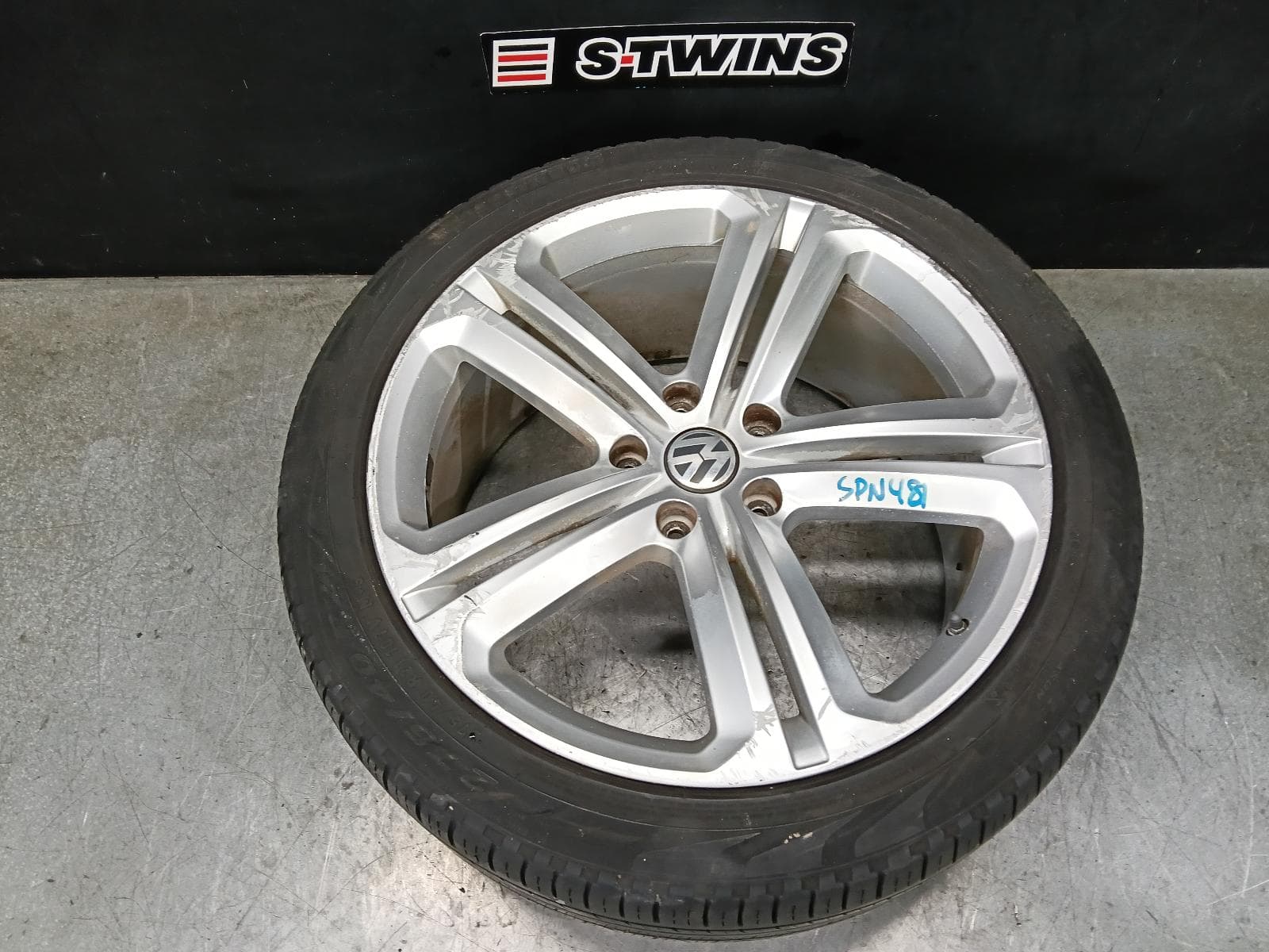 Used auto part listing image: 2016 VOLKSWAGEN TOUAREG WHEEL MAG FACTORY, 21X9.5IN, MALLORY, 7P, 02/13-04/18 0000396280