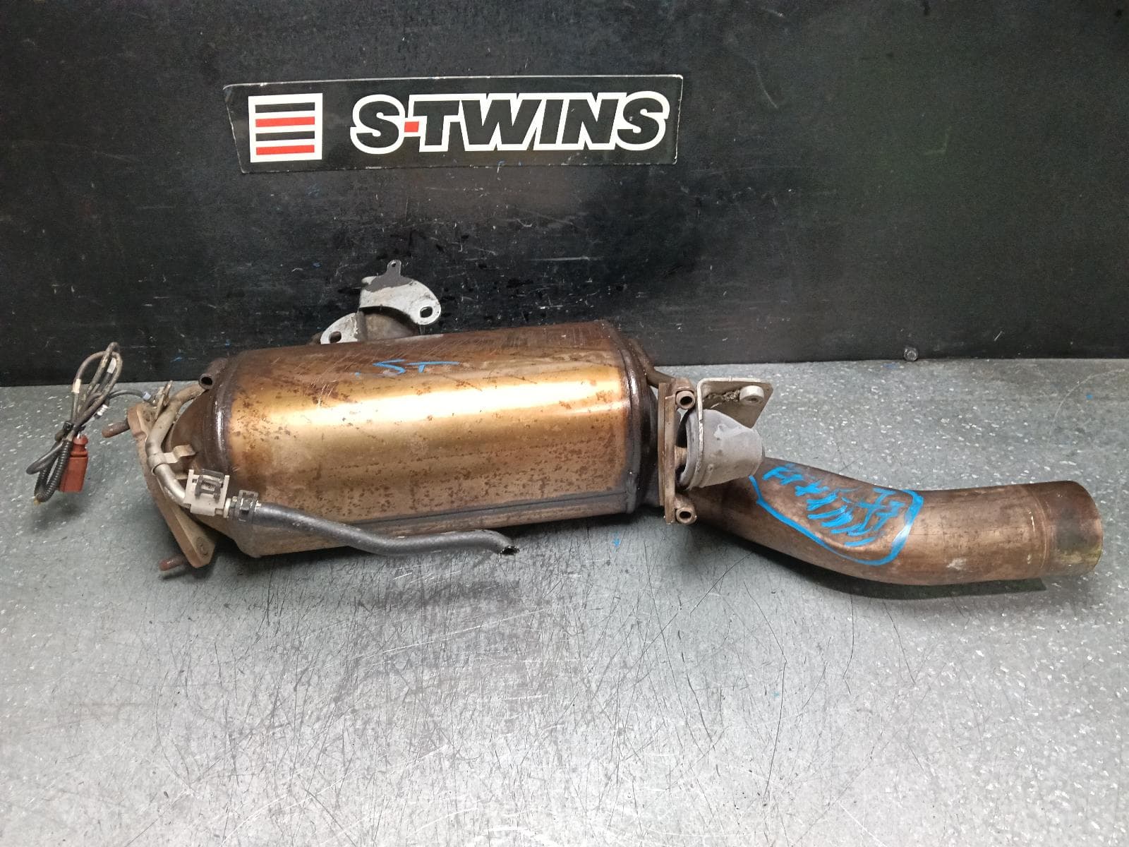 Used auto part listing image: 2016 VOLKSWAGEN TOUAREG PARTICULATE FILTER DPF DIESEL, 4.2, CKDA CODE, LH SIDE, 7P, 01/13-04/18 0000396620