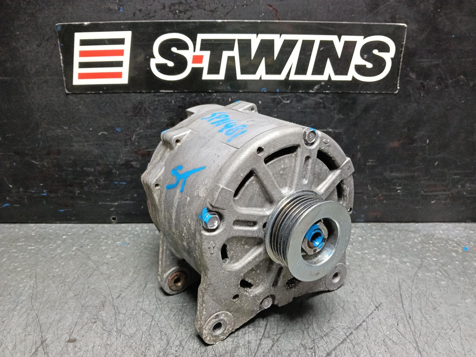Used auto part listing image: 2016 VOLKSWAGEN TOUAREG ALTERNATOR DIESEL, 4.2, HITACHI 190AMP, 7P, 01/13-04/18 0000396624