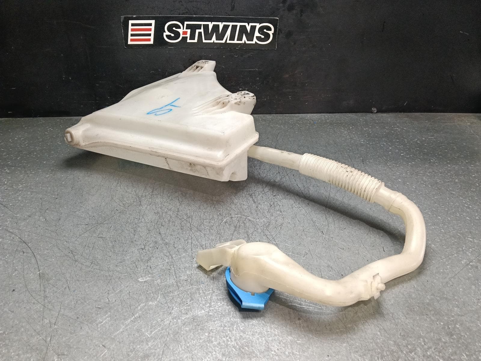 Used auto part listing image: 2016 VOLKSWAGEN TOUAREG WASHER BOTTLE 7P, W/ H/LAMP WASHER TYPE, 12/10-04/18 0000396628
