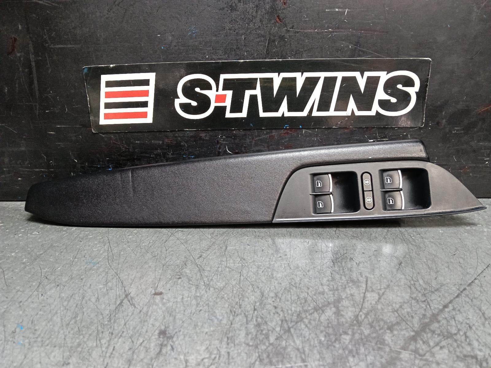 Used auto part listing image: 2016 VOLKSWAGEN TOUAREG PWR DR WIND SWITCH RH FRONT (MASTER SWITCH), 7P, 12/10-04/18 0000396638