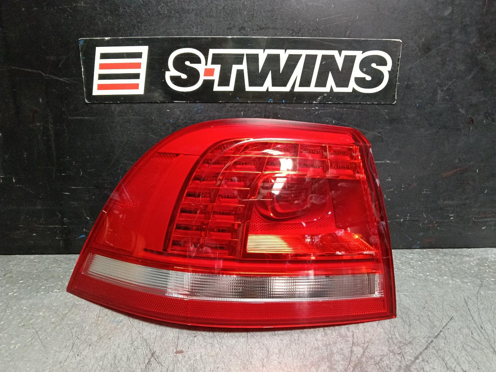 Used auto part listing image: 2016 VOLKSWAGEN TOUAREG LEFT TAILLIGHT 7P, W/ LED, NON TINTED TYPE, 06/14-04/18 0000396644