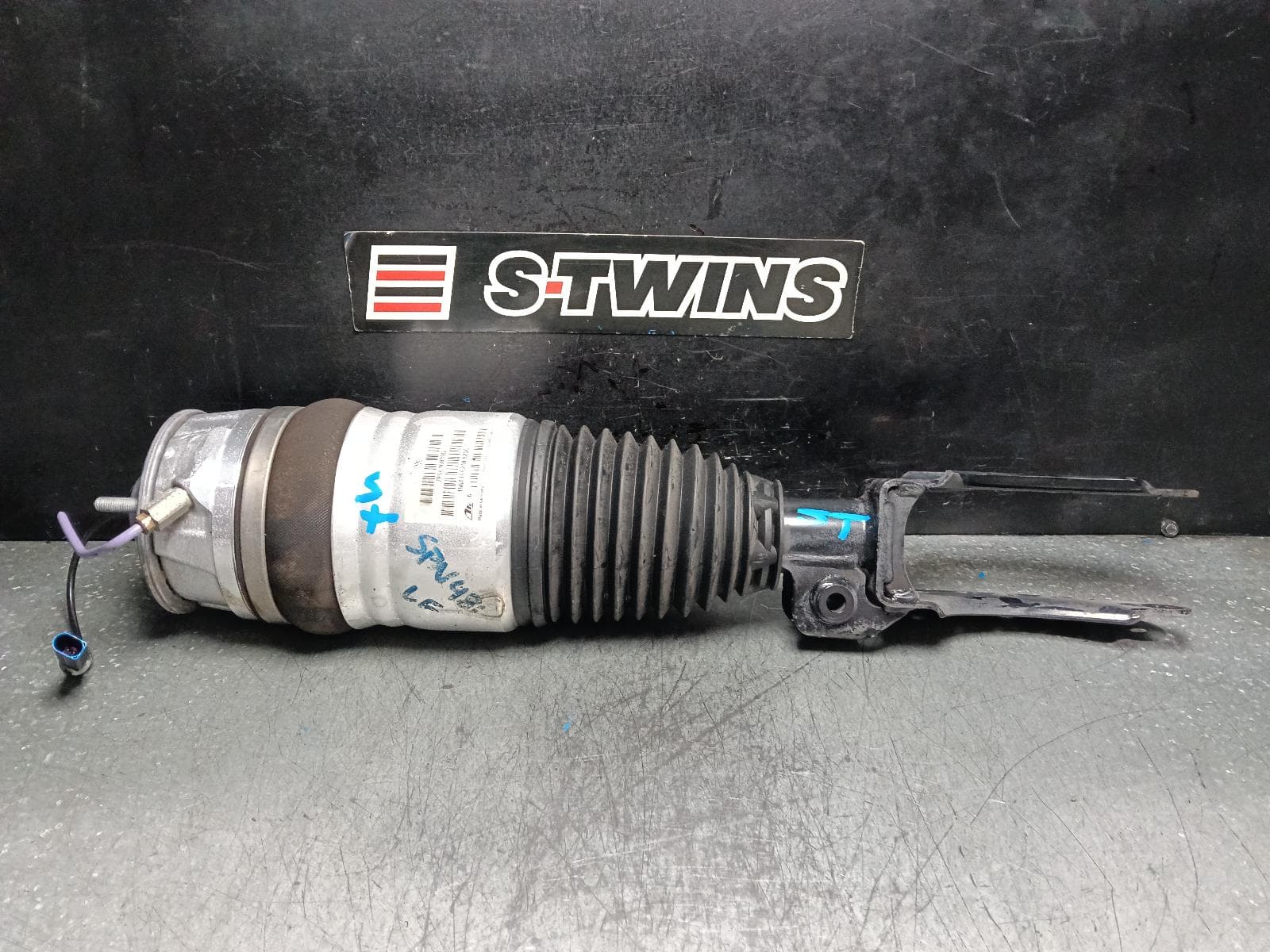 Used auto part listing image: 2016 VOLKSWAGEN TOUAREG LEFT FRONT STRUT 7P, AIR TYPE, 12/10-04/18 0000396649