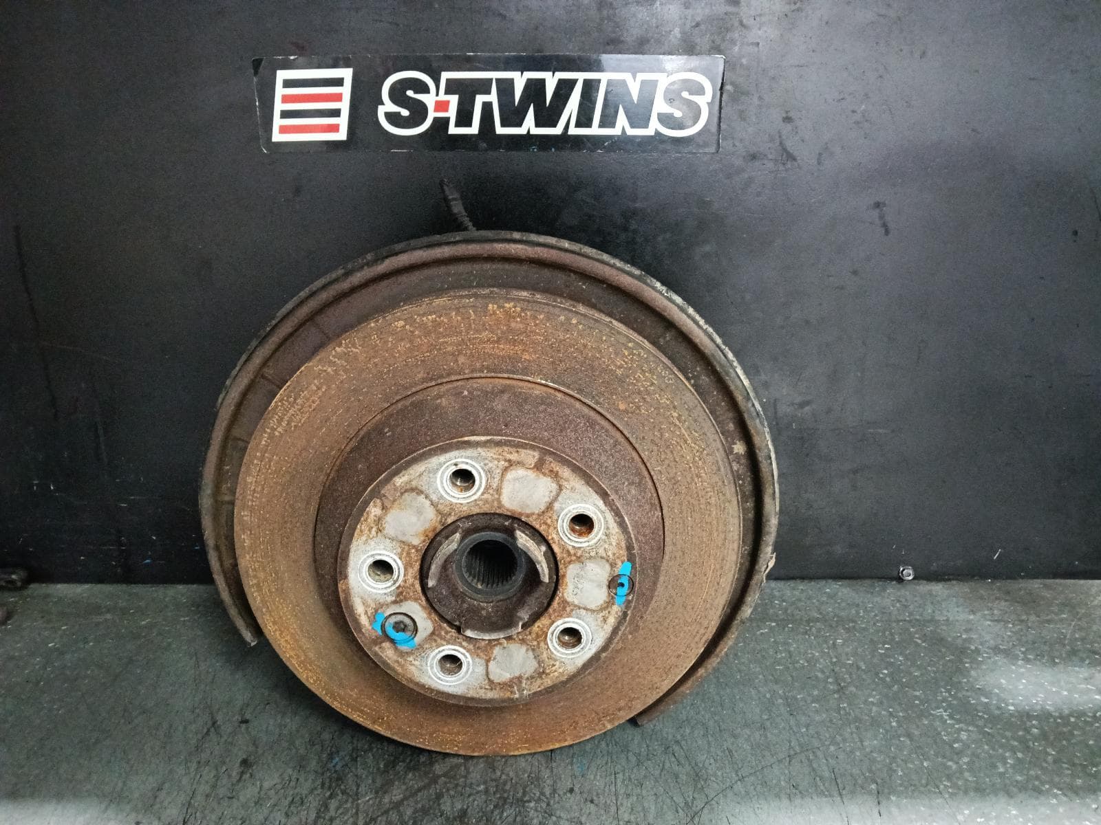 Used auto part listing image: 2016 VOLKSWAGEN TOUAREG RIGHT REAR HUB ASSEMBLY 7P, 12/10-04/18 0000396650