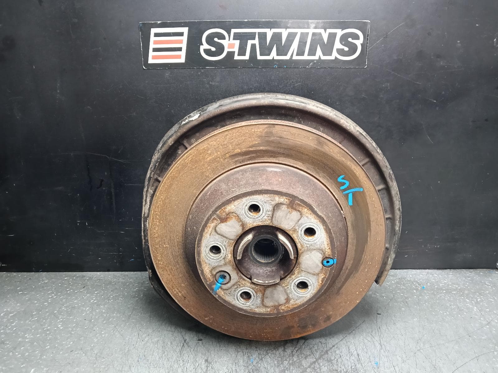 Used auto part listing image: 2016 VOLKSWAGEN TOUAREG LEFT REAR HUB ASSEMBLY 7P, 12/10-04/18 0000396651