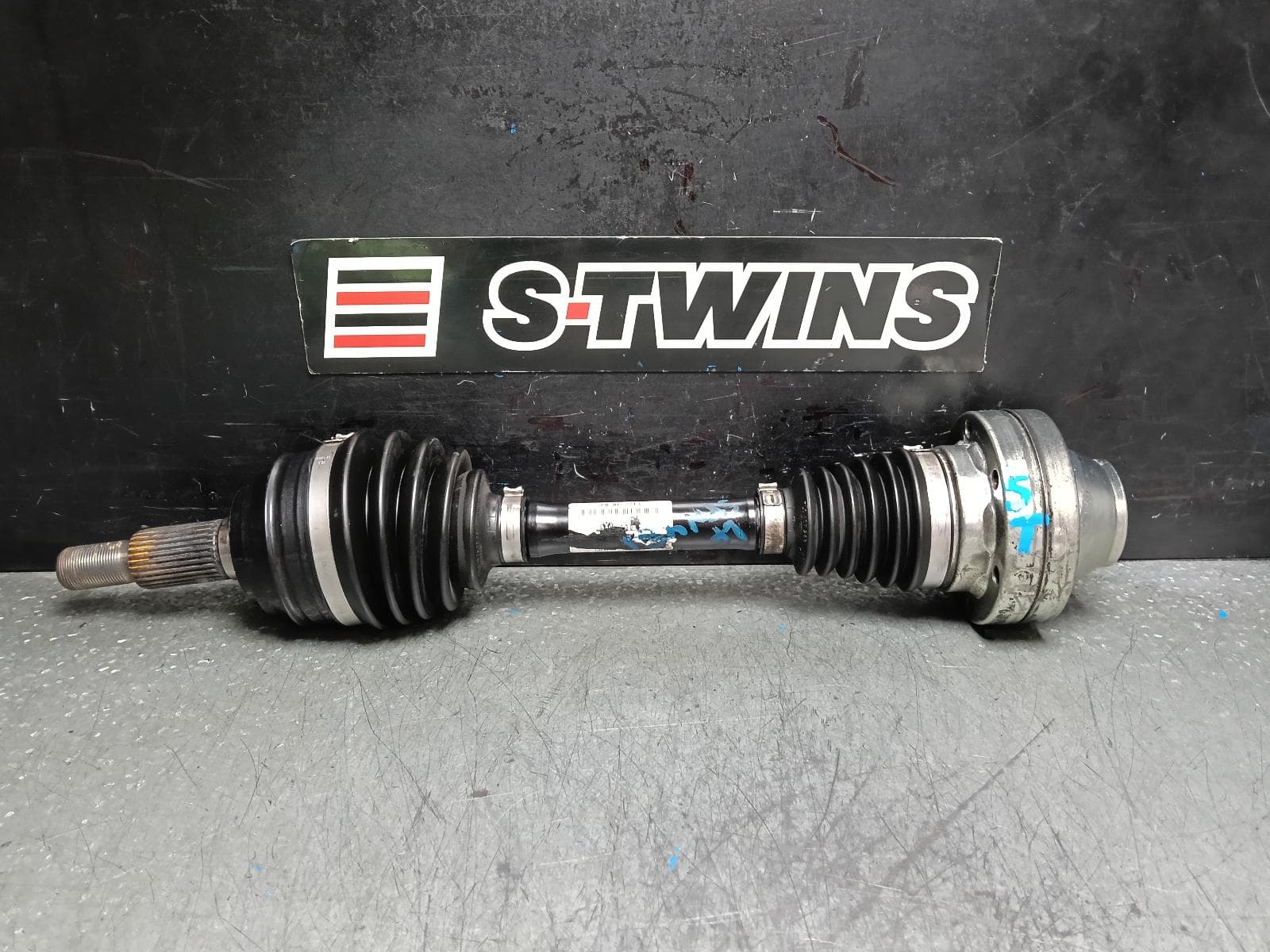 Used auto part listing image: 2016 VOLKSWAGEN TOUAREG LEFT DRIVESHAFT FRONT, 7P, 12/10-04/18 0000396654