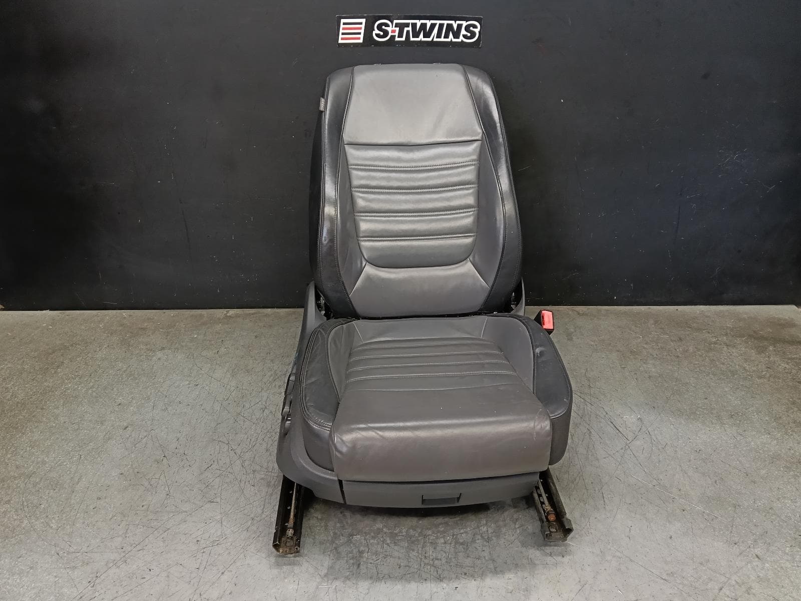 Used auto part listing image: 2016 VOLKSWAGEN TOUAREG FRONT SEAT RH FRONT, 7P, LEATHER, R-LINE, 12/10-04/18 0000396661