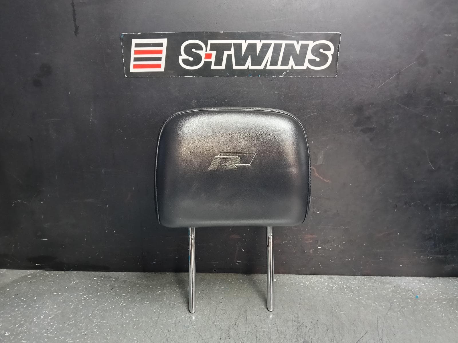 Used auto part listing image: 2016 VOLKSWAGEN TOUAREG HEADREST 7P, LH FRONT, LEATHER, BLACK, R-LINE, 12/10-04/18 0000396662