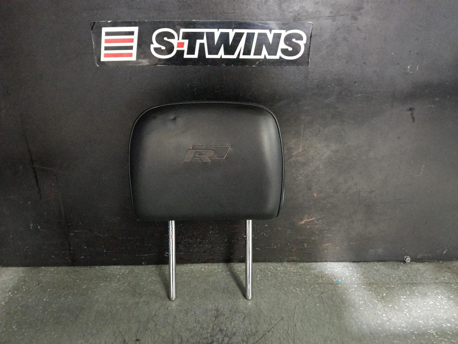 Used auto part listing image: 2016 VOLKSWAGEN TOUAREG HEADREST 7P, RH FRONT, LEATHER, BLACK, R-LINE, 12/10-04/18 0000396663