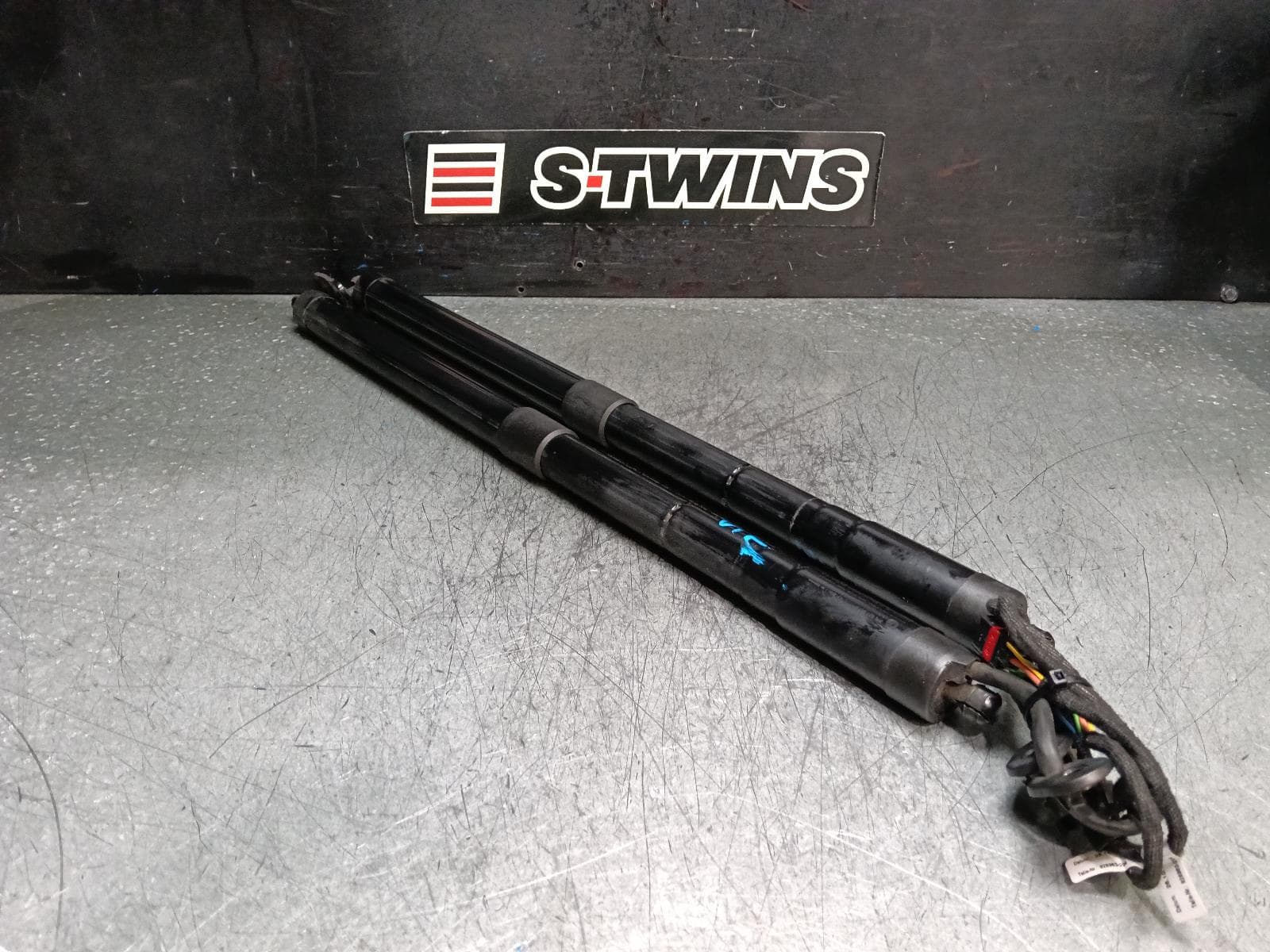 Used auto part listing image: 2016 VOLKSWAGEN TOUAREG HATCH STRUT TAILGATE STRUT, PAIR, PWR TYPE, 7P, 12/10-04/18 0000396666