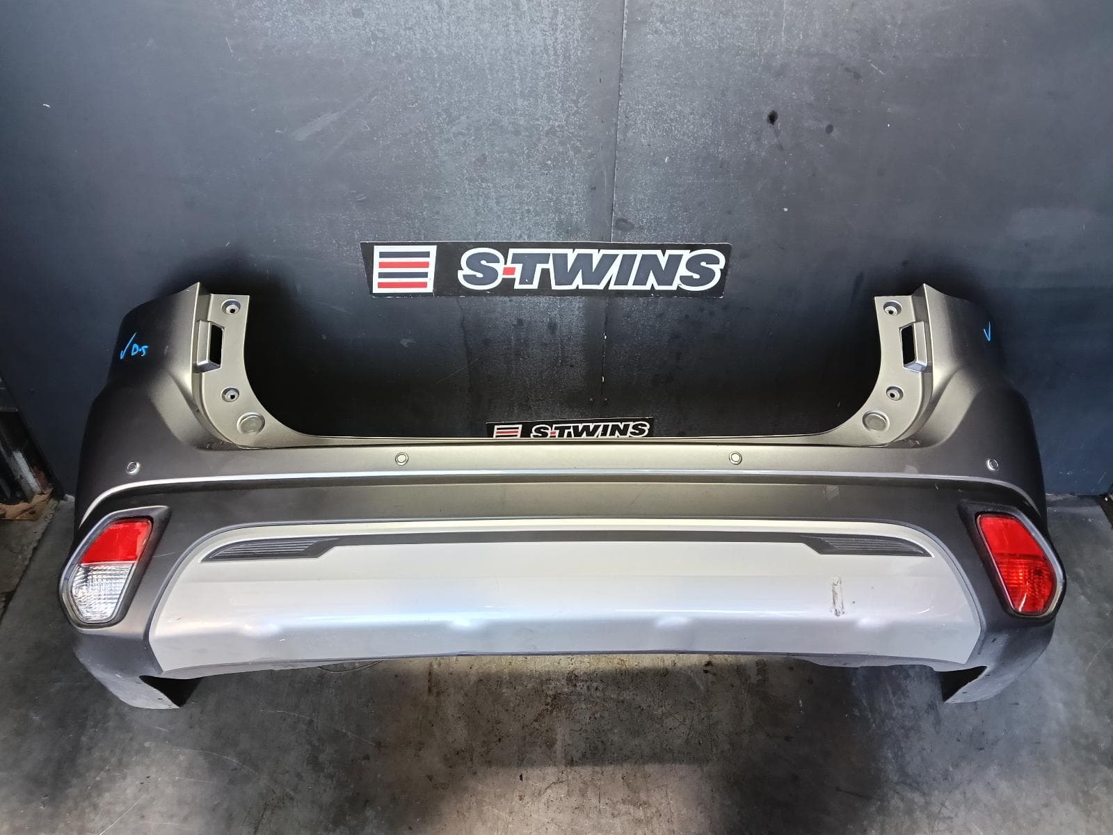 Used auto part listing image: 2019 MITSUBISHI OUTLANDER REAR BUMPER ZL, BUMPER BAR, FLARED, W/ PARK SENSOR TYPE, 04/18-07/21 0000382497