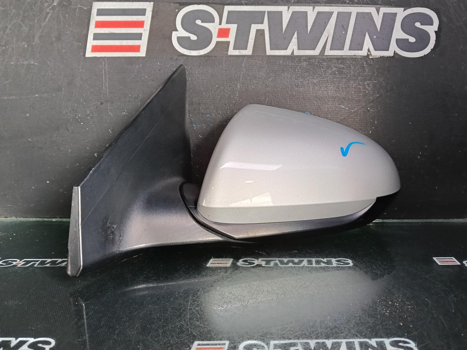 Used auto part listing image: 2016 HYUNDAI ELANTRA LEFT DOOR MIRROR AD, MANUAL FOLD, NON INDICATOR TYPE, 12/15-09/18 0000383023