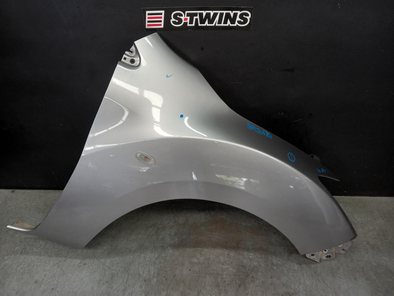 Used auto part listing image: 2019 MAZDA BT50 RIGHT GUARD UP-UR, W/ INDICATOR, NON SNORKEL TYPE, 10/11-06/20 0000383181