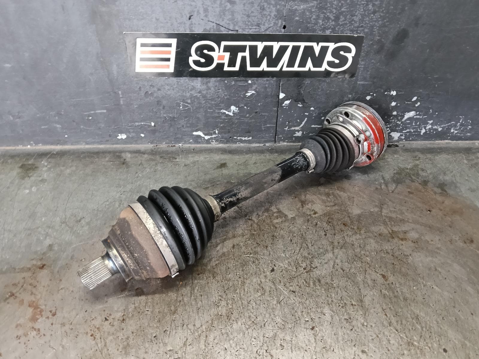 Used auto part listing image: 2015 VOLKSWAGEN GOLF LEFT DRIVESHAFT FRONT, AUTO T/M, PETROL, 1.4, TURBO, CHPA/CZDA CODE, GEN 7, 11/12-08/20 0000383003