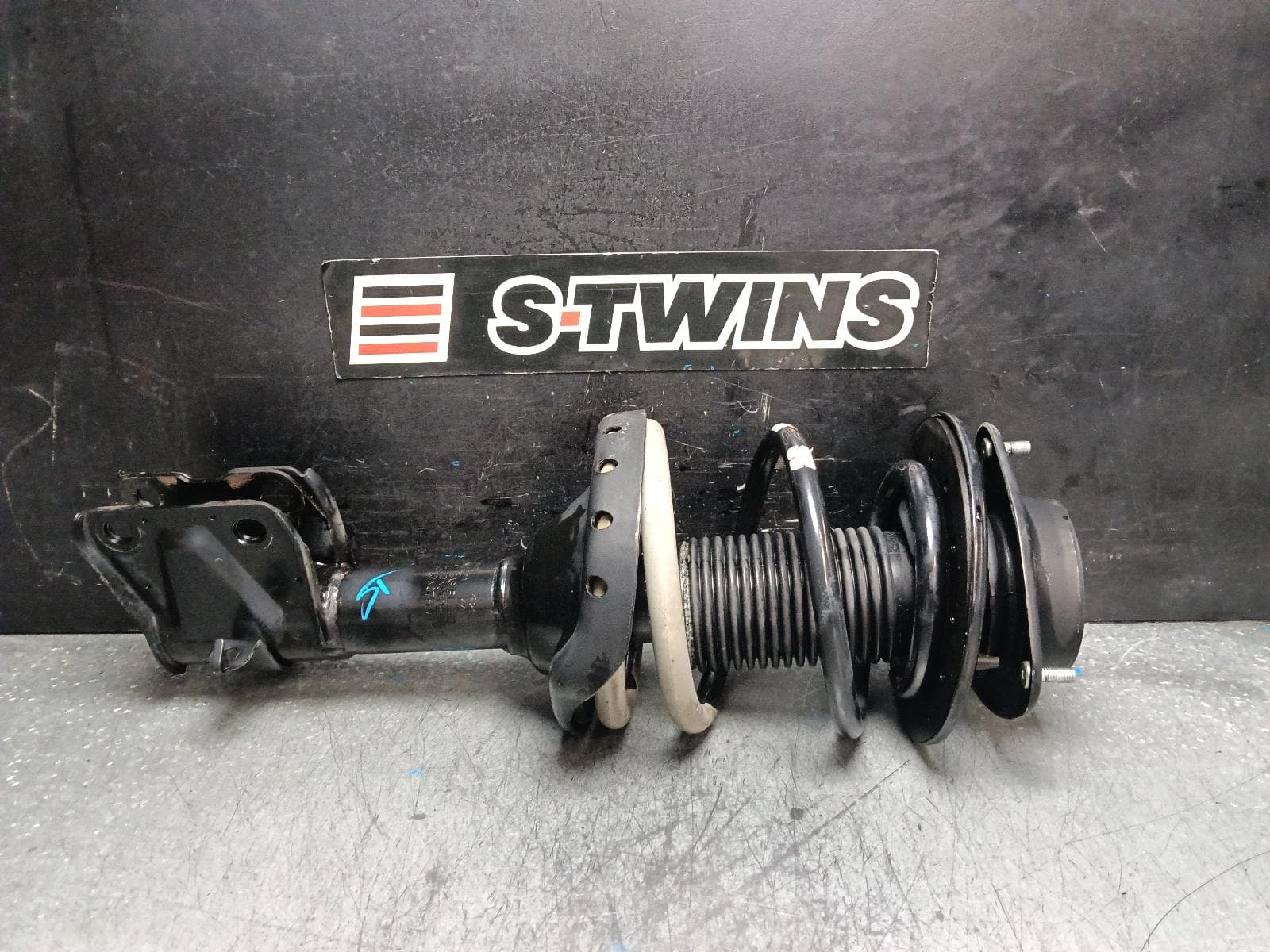 Used auto part listing image: 2020 SUBARU WRX RIGHT FRONT STRUT V1, AUTO T/M, WRX, 03/14-10/21 0000398344