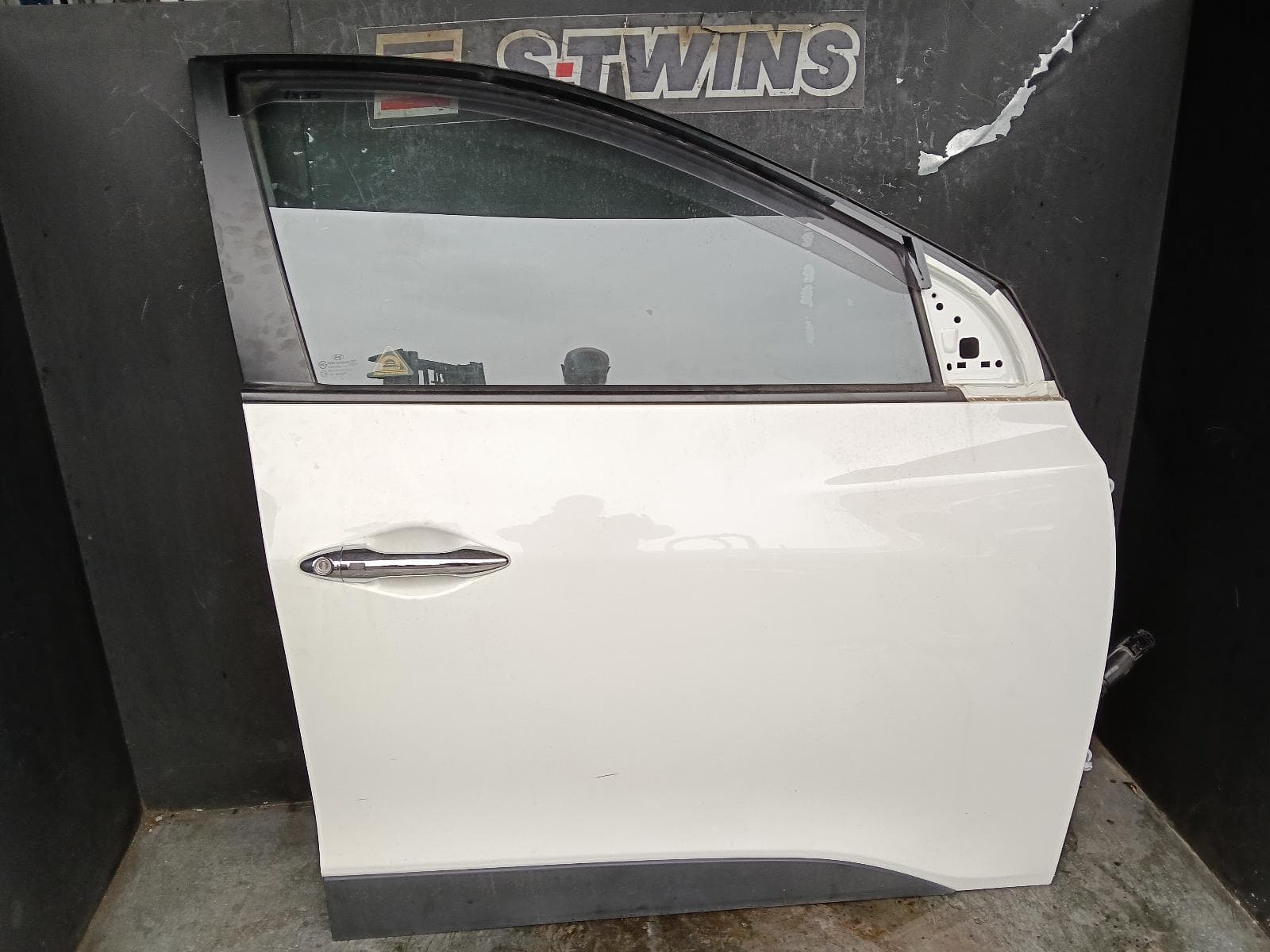 Used auto part listing image: 2011 HYUNDAI IX35 RIGHT FRONT DOOR LM SERIES, W/ MOULD TYPE, 11/09-01/16 0000382840