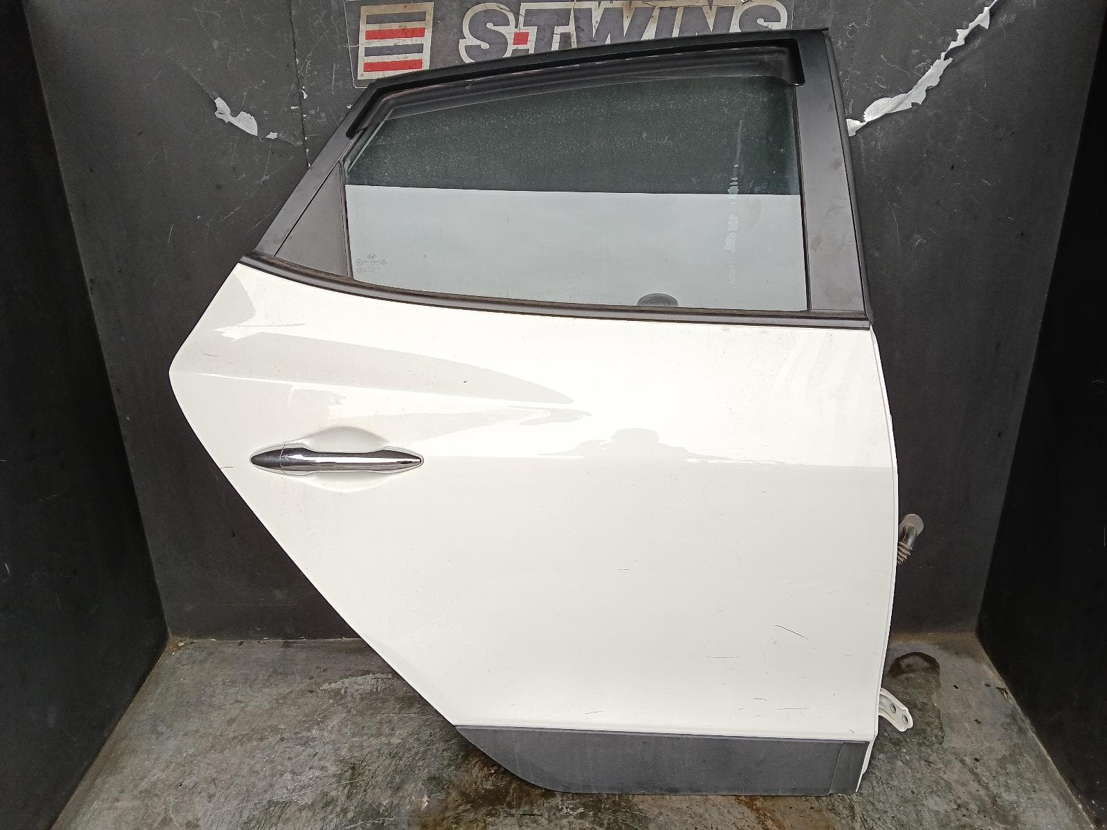 Used auto part listing image: 2011 HYUNDAI IX35 RIGHT REAR DOOR SLIDING LM SERIES, W/ MOULD TYPE, 11/09-01/16 0000382843