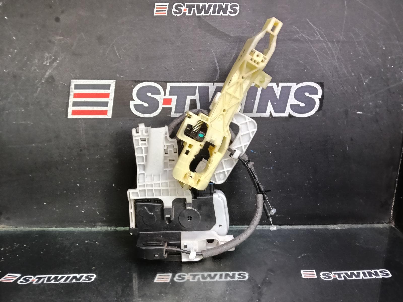 Used auto part listing image: 2011 HYUNDAI IX35 DOOR BOOT GATE LOCK LEFT FRONT DOOR LOCK, LM SERIES, KOREAN BUILT (VIN KMHJ), 11/09-01/16 0000383165