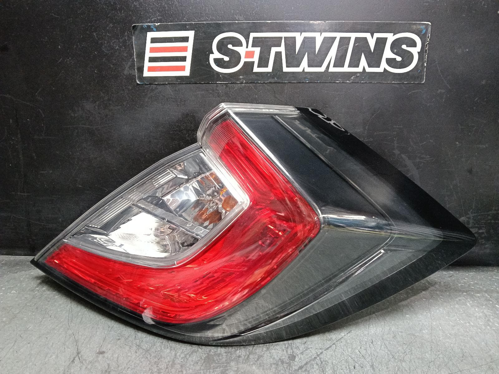 Used auto part listing image: 2018 HONDA CIVIC RIGHT TAILLIGHT IN BODY, HATCH, 10TH GEN, LED TYPE, 02/17-08/21 0000405260