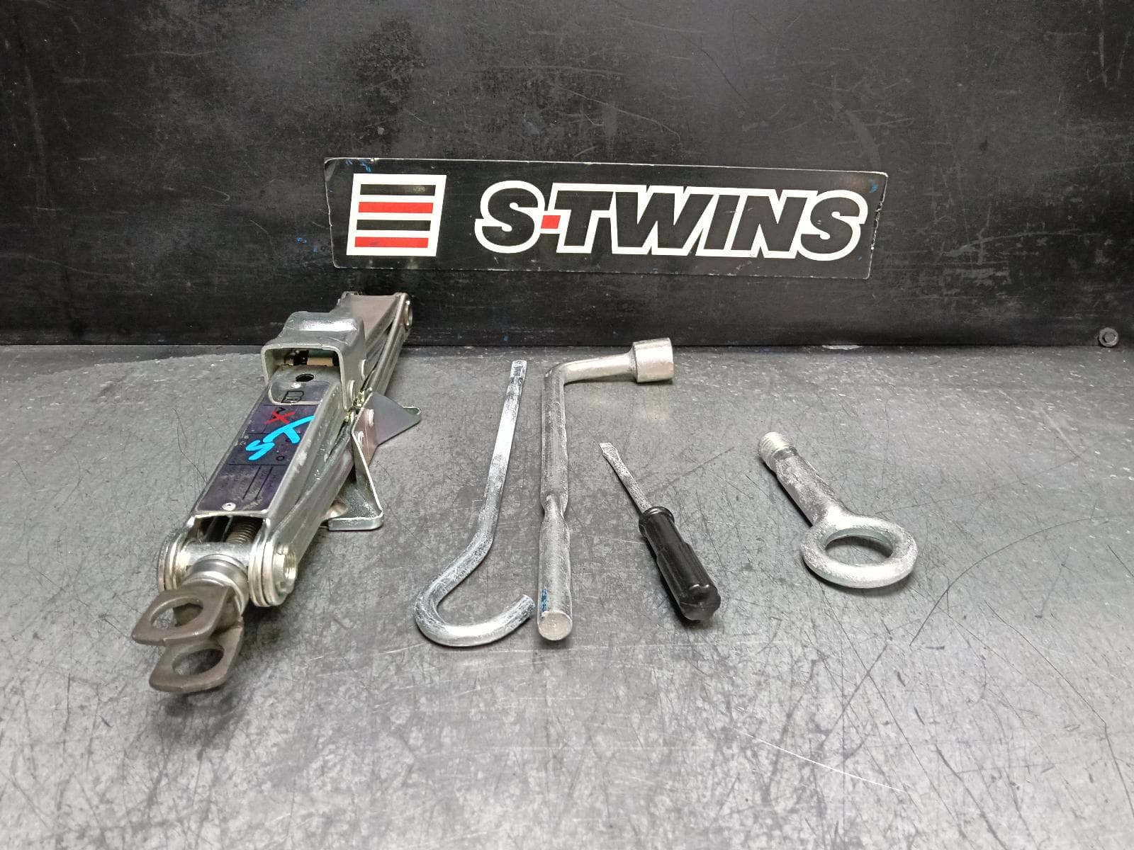 Used auto part listing image: 2018 HONDA CIVIC JACK TOOL KIT 10TH GEN, 05/16-08/21 0000405263